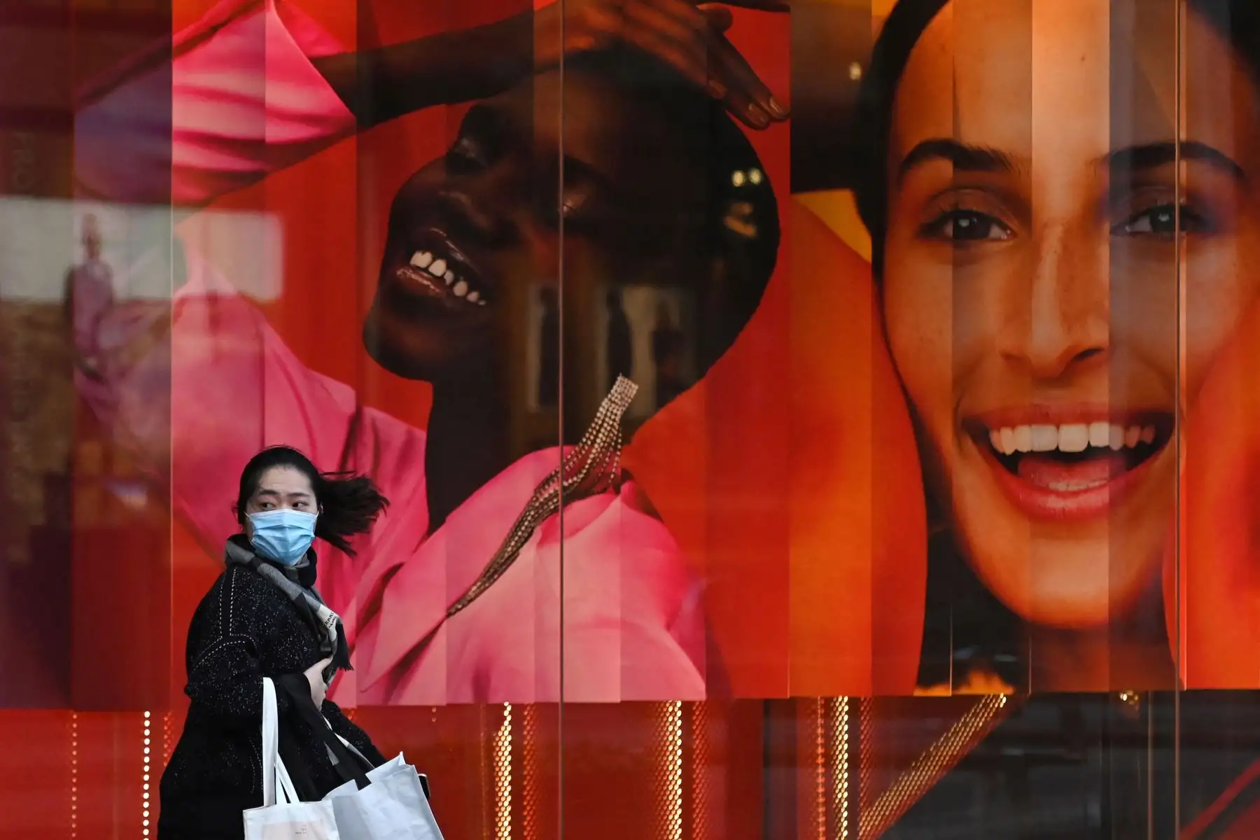 Una mujer con una máscara pasa por una tienda minorista en Sydney , luego de que las autoridades ordenaron nuevas restricciones debido a que un bloqueo de una semana no logró sofocar un brote del coronavirus.
Foto: AFP