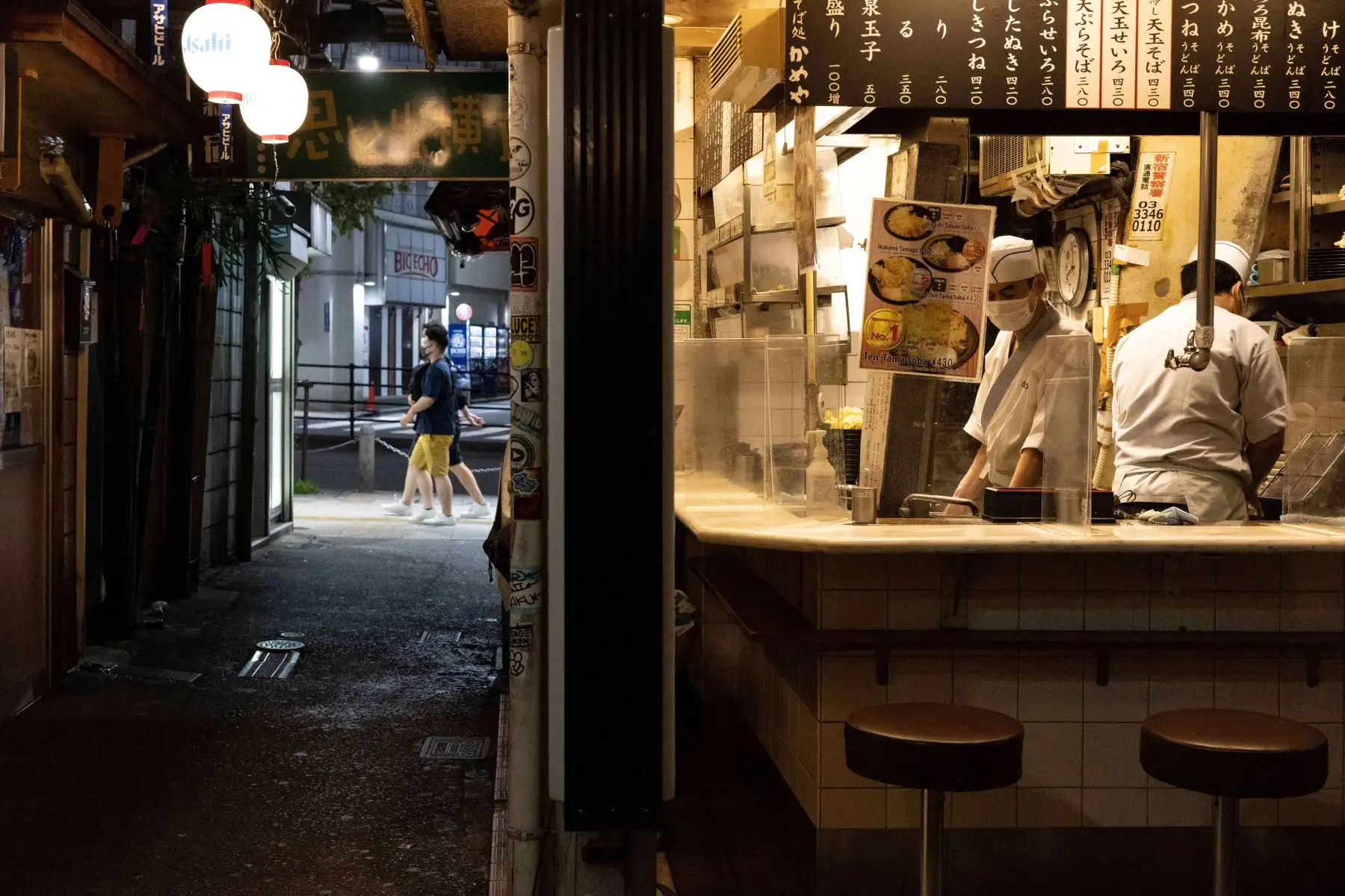 El personal trabaja en una tienda de tempura en un callejón tranquilo en el distrito Shinjuku de Tokio, luego de que la ciudad registrara su mayor número de casos de coronavirus covid-19 desde enero, con menos de una semana antes de la ceremonia de apertura de los Juegos olímpicos.
Foto: AFP
