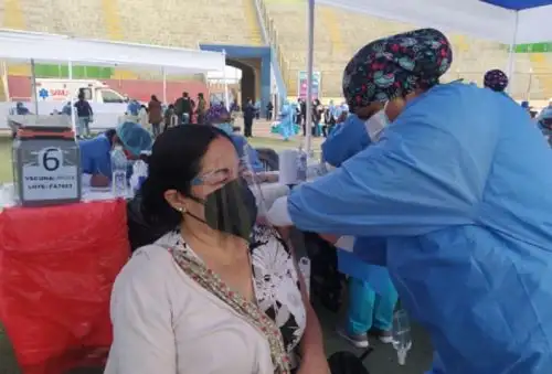 Las cuadrillas de la Red de Salud Pacífico Norte iniciaron una nueva edición del Vacunatón, una maratónica jornada de vacunación por 24 horas ininterrumpidas para inmunizar a la población mayor de 50 años contra el covid-19 en la ciudad de Chimbote, región Áncash.