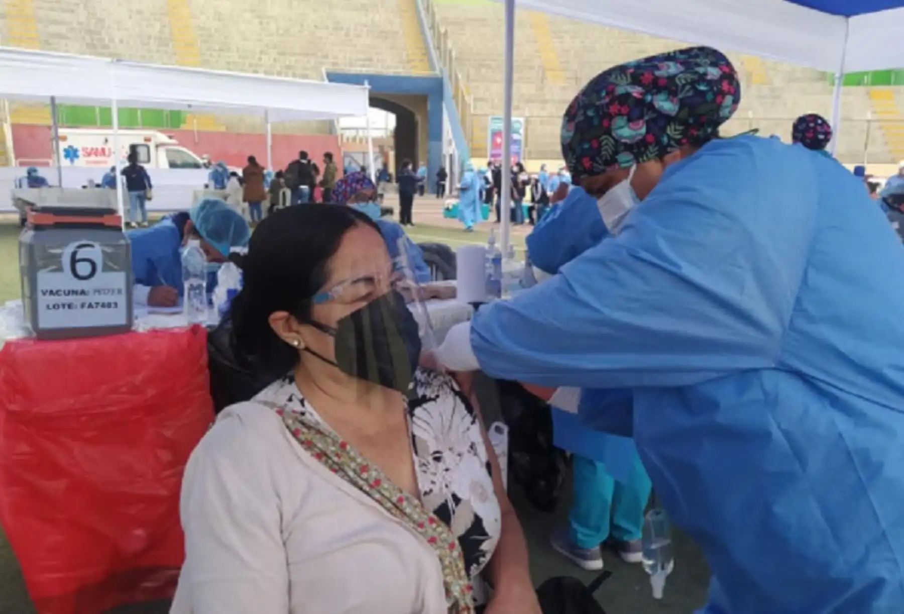 Las cuadrillas de la Red de Salud Pacífico Norte iniciaron una nueva edición del Vacunatón, una maratónica jornada de vacunación por 24 horas ininterrumpidas para inmunizar a la población mayor de 50 años contra el covid-19 en la ciudad de Chimbote, región Áncash.