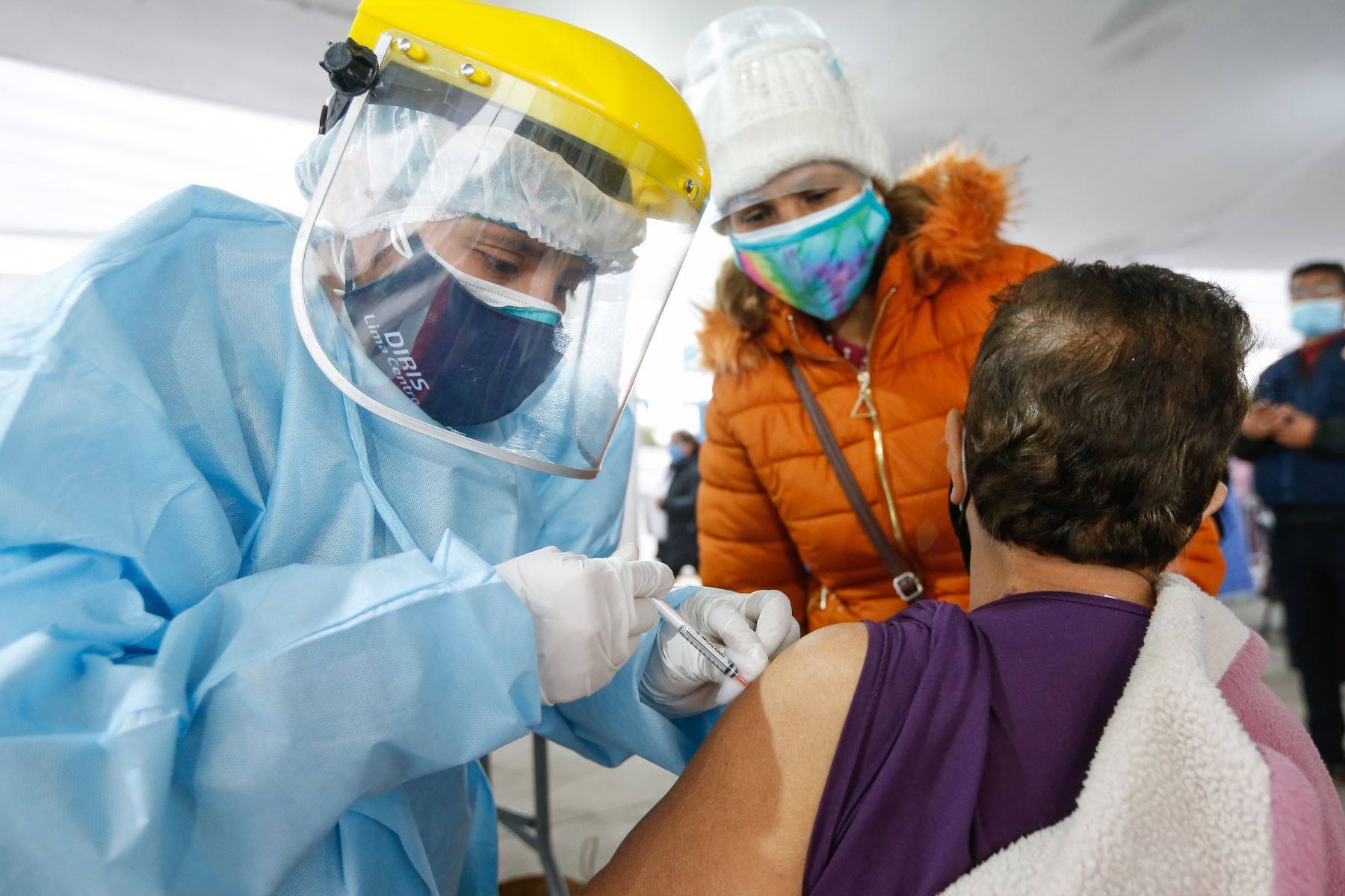 Desde que se inició el proceso de vacunación, en febrero, 4 millones 217,276 peruanos y peruanas ya se aplicaron la segunda. ANDINA/ Minsa