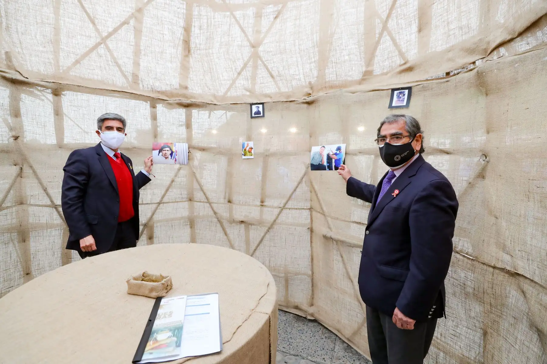 Ministro de Cultura, Alejandro Neyra y ministro de Salud, Oscar Ugarte participan en  muestra fotográfica organizada por la PCM que abarca pilares de prevención, atención y vacunación en lucha contra el covid-19. 
Foto: PCM