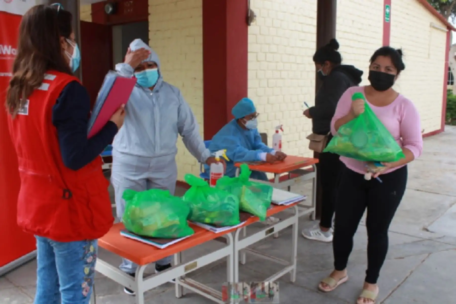 Con la finalidad de garantizar la correcta gestión del servicio alimentario en Lambayeque, el equipo de monitores de gestión local del Programa Nacional de Alimentación Escolar Qali Warma supervisa las 1,628 instituciones educativas públicas atendidas por el programa social del Midis. Foto: Qali Warma.