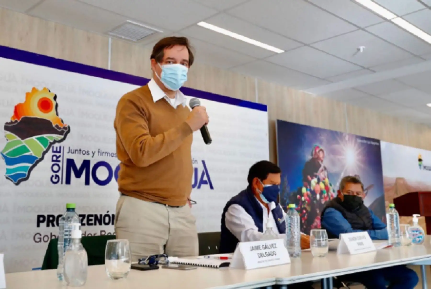 El ministro de Energía y Minas, Jaime Gálvez, lideró una comitiva que llegó a la sede del Gobierno Regional de Moquegua para informar sobre el avance de las acciones desarrolladas para atender la problemática ambiental en el río Coralaque. Foto: Ministerio de Energía y Minas.