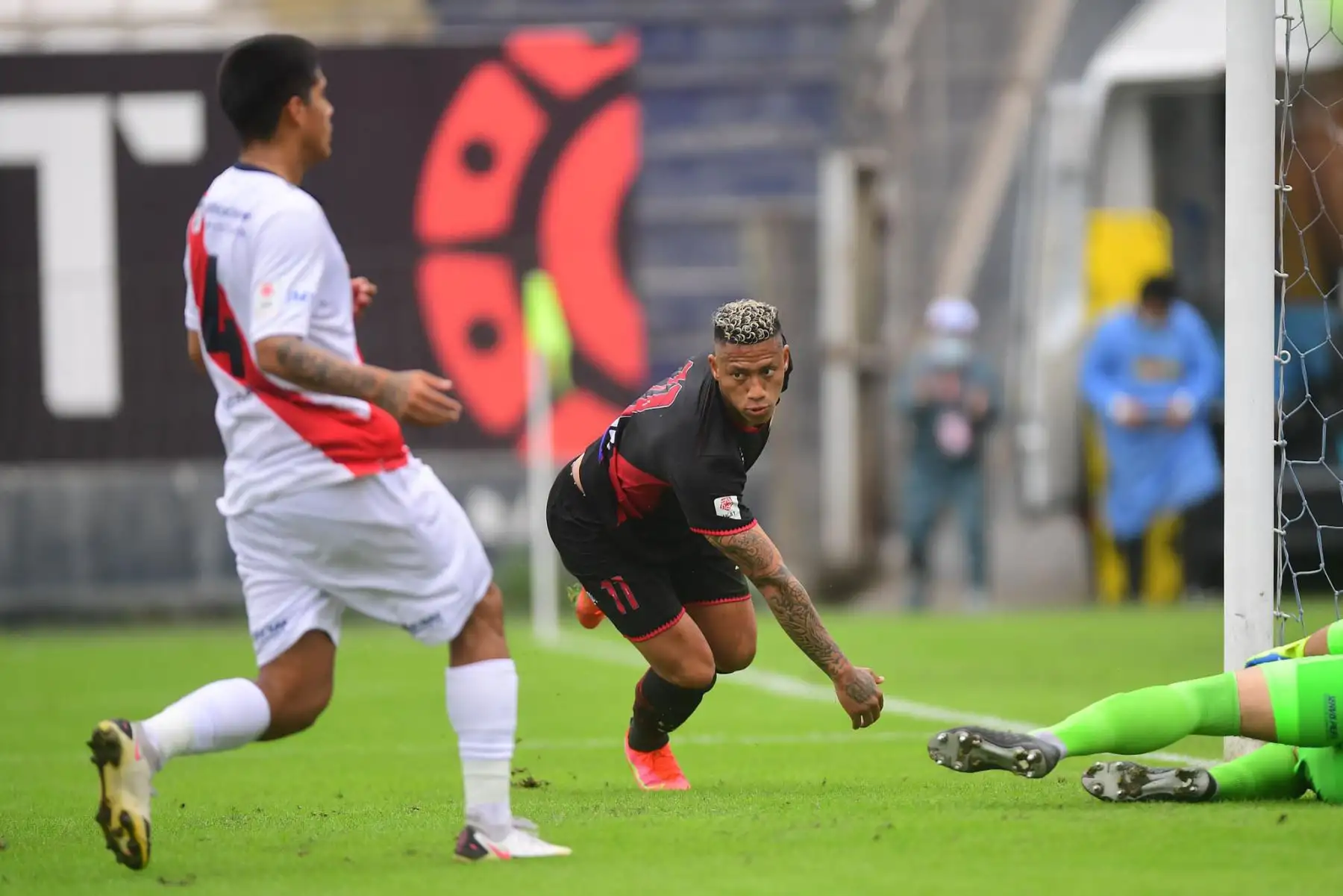 El jugador de UTC de Cajamarca, Ray Sandoval celebra su gol, anotado ante  Deportivo Municipal en partido de  la Fase 2 de la Liga1 Betsson  en el Estadio Alejandro Villanueva.
Foto: Liga 1