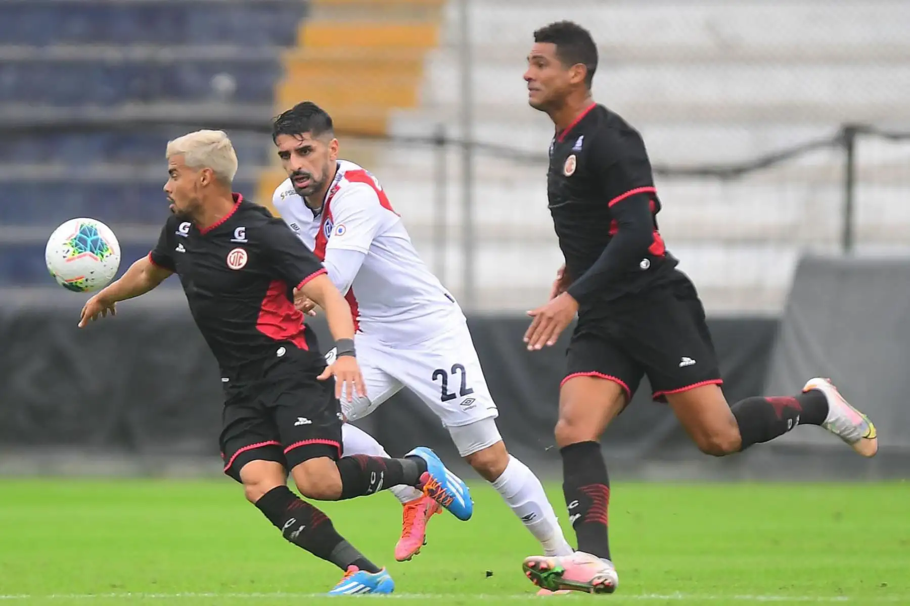 El jugador de Deportivo Municipal, J. Galli disputa el balón ante el jugador de UTC de Cajamarca, en partido de  la Fase 2 de la Liga1 Betsson  en el Estadio Alejandro Villanueva.
Foto: Liga 1
