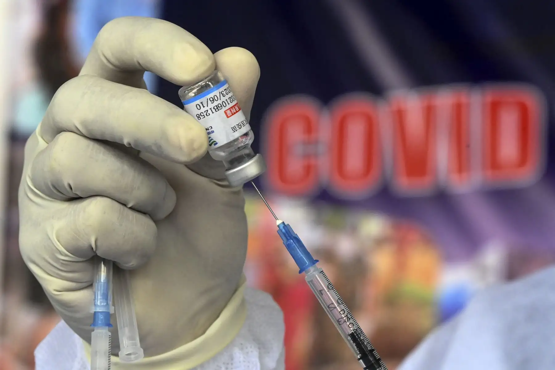 Preparación para la inyección de la vacuna Sinopharm contra el coronavirus covid-19. Foto: AFP.