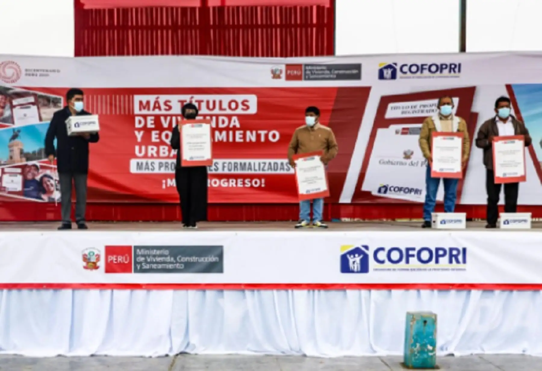 Con la finalidad de mejorar las condiciones de vida de la población de la Región Ica y reducir la informalidad predial, el Cofopri, entidad adscrita al Ministerio de Vivienda, Construcción y Saneamiento, entregó un total de 3,311 títulos de propiedad para viviendas y equipamientos en el borde costero Pisco Playa.