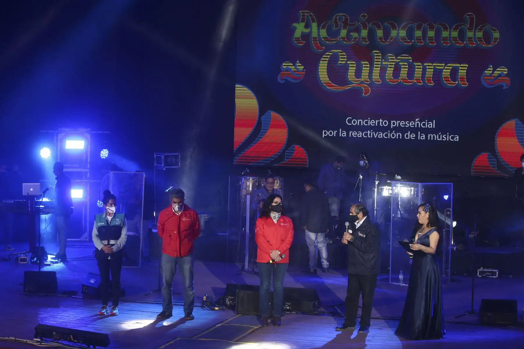 Presidenta del Consejo de Ministros, Violeta Bermúdez y los ministros de Cultura, Salud y la representante de la Municipalidad de Lima se hicieron presentes en el escenario del primer concierto presencial “Por la reactivación de la música” en el Parque de la Exposición, evento que congrega a diversos artistas de la música nacional. Foto: ANDINA/Vidal Tarqui