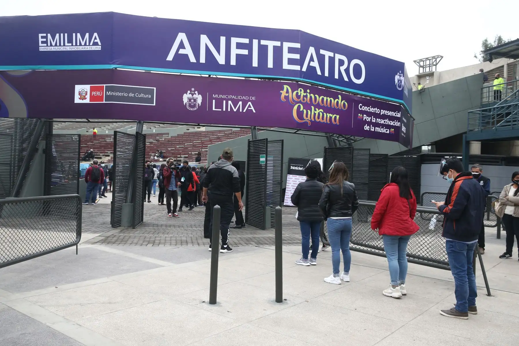 Ministros de Cultura, Ministerio de Salud y la representante de la Municipalidad de Lima se hicieron presentes en el escenario del primer concierto presencial “Por la reactivación de la música” en el Parque de la Exposición, evento que congrega a diversos artistas de la música nacional. 
Foto: ANDINA/Vidal Tarqui