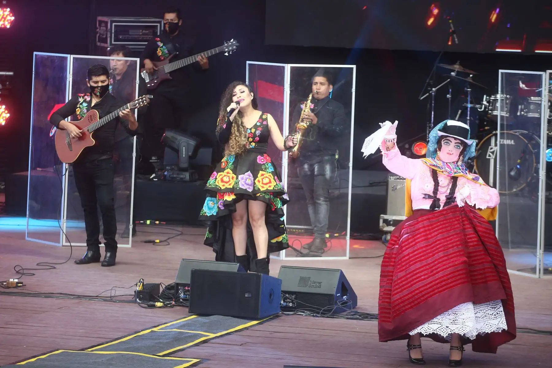 Ministros de Cultura, Ministerio de Salud y la representante de la Municipalidad de Lima se hicieron presentes en el escenario del primer concierto presencial de Amaranta “Por la reactivación de la música” en el Parque de la Exposición, evento que congrega a diversos artistas de la música nacional. 
Foto: ANDINA/Vidal Tarqui