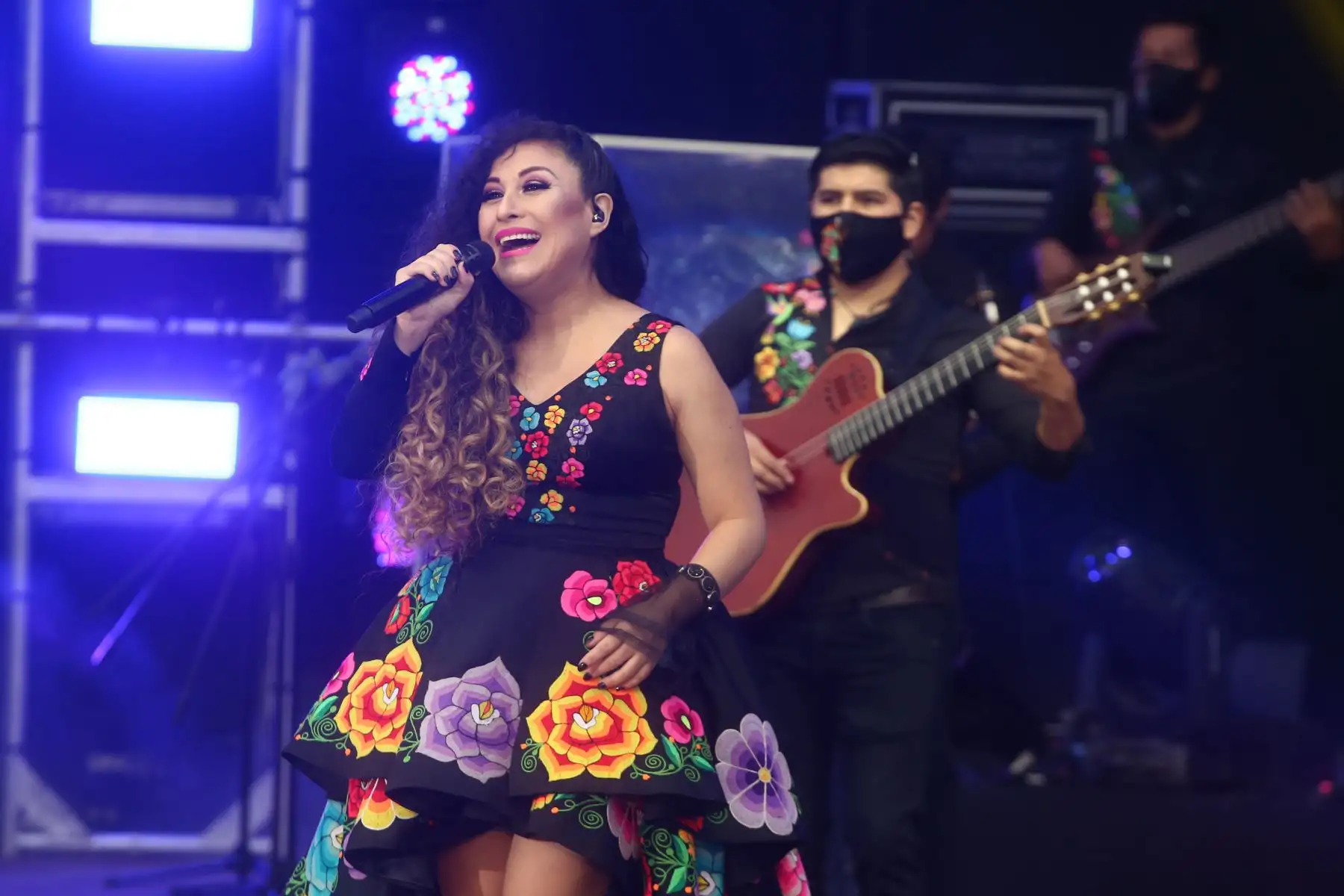 Ministros de Cultura, Ministerio de Salud y la representante de la Municipalidad de Lima se hicieron presentes en el escenario del primer concierto presencial de Amaranta “Por la reactivación de la música” en el Parque de la Exposición, evento que congrega a diversos artistas de la música nacional. 
Foto: ANDINA/Vidal Tarqui