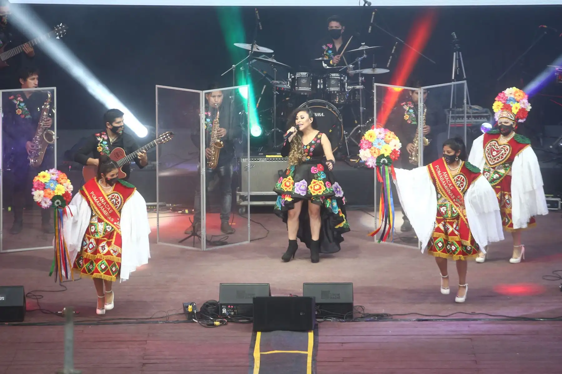 Ministros de Cultura, Ministerio de Salud y la representante de la Municipalidad de Lima se hicieron presentes en el escenario del primer concierto presencial de Amaranta “Por la reactivación de la música” en el Parque de la Exposición, evento que congrega a diversos artistas de la música nacional. 
Foto: ANDINA/Vidal Tarqui