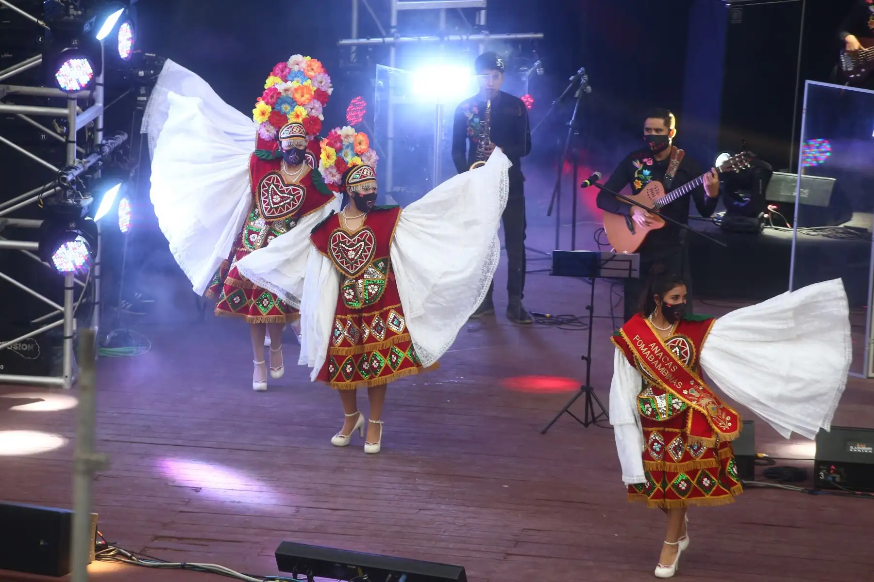 Ministros de Cultura, Ministerio de Salud y la representante de la Municipalidad de Lima se hicieron presentes en el escenario del primer concierto presencial de Amaranta “Por la reactivación de la música” en el Parque de la Exposición, evento que congrega a diversos artistas de la música nacional. 
Foto: ANDINA/Vidal Tarqui