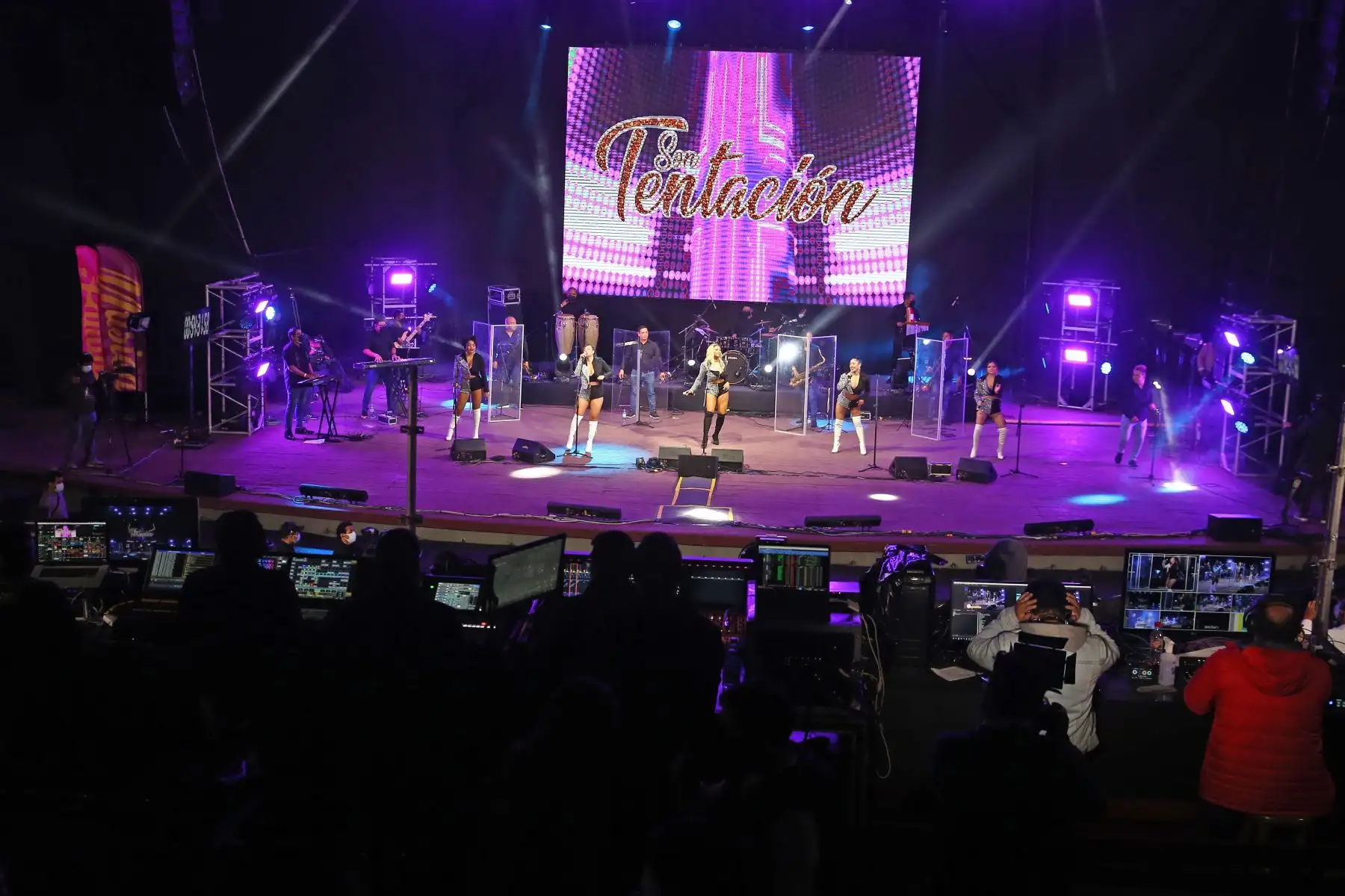 Ministros de Cultura, Ministerio de Salud y la representante de la Municipalidad de Lima se hicieron presentes en el escenario del primer concierto presencial de Son Tentación “Por la reactivación de la música” en el Parque de la Exposición, evento que congrega a diversos artistas de la música nacional. 
Foto: ANDINA/Vidal Tarqui