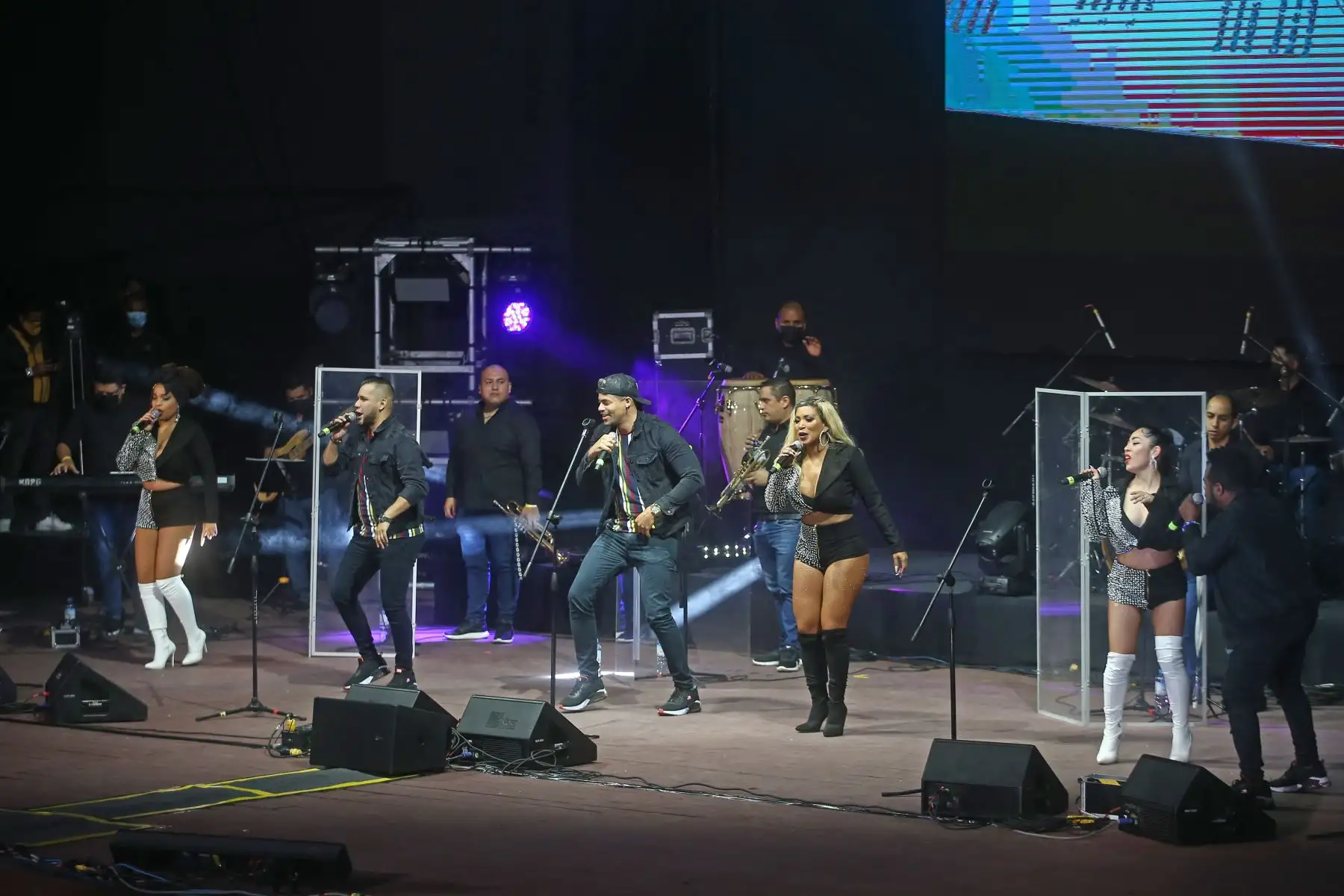 Ministros de Cultura, Ministerio de Salud y la representante de la Municipalidad de Lima se hicieron presentes en el escenario del primer concierto presencial de Son Tentación “Por la reactivación de la música” en el Parque de la Exposición, evento que congrega a diversos artistas de la música nacional. 
Foto: ANDINA/Vidal Tarqui