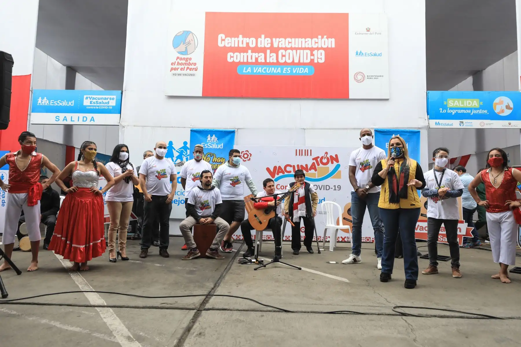 Presidenta Ejecutiva de Essalud, Fiorella Molinelli, participa de la segunda Vacunatón en Essalud. En esta campaña de vacunación “La fe en la vacuna” participó el Cuto Guadalupe quien se vacunó y apoyo la actividad. Foto: ANDINA/Essalud.