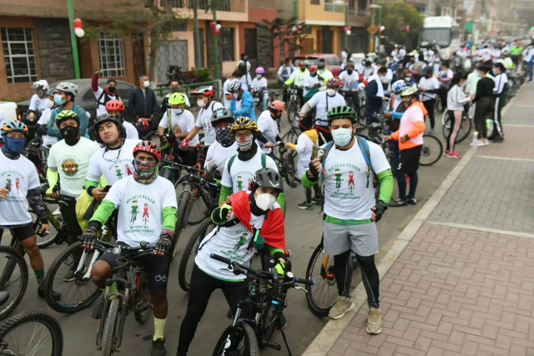Ministro del Interior, José Elice y viceministro de Seguridad Pública, Nicolás Zevallos participan de la Bicicleteada por el Bicentenario, organizada por la División Policial Centro 2, en la cual se promueve un espacio de mayor acercamiento entre vecinos de El Agustino, La Victoria y San Luis.
Foto: Mininter