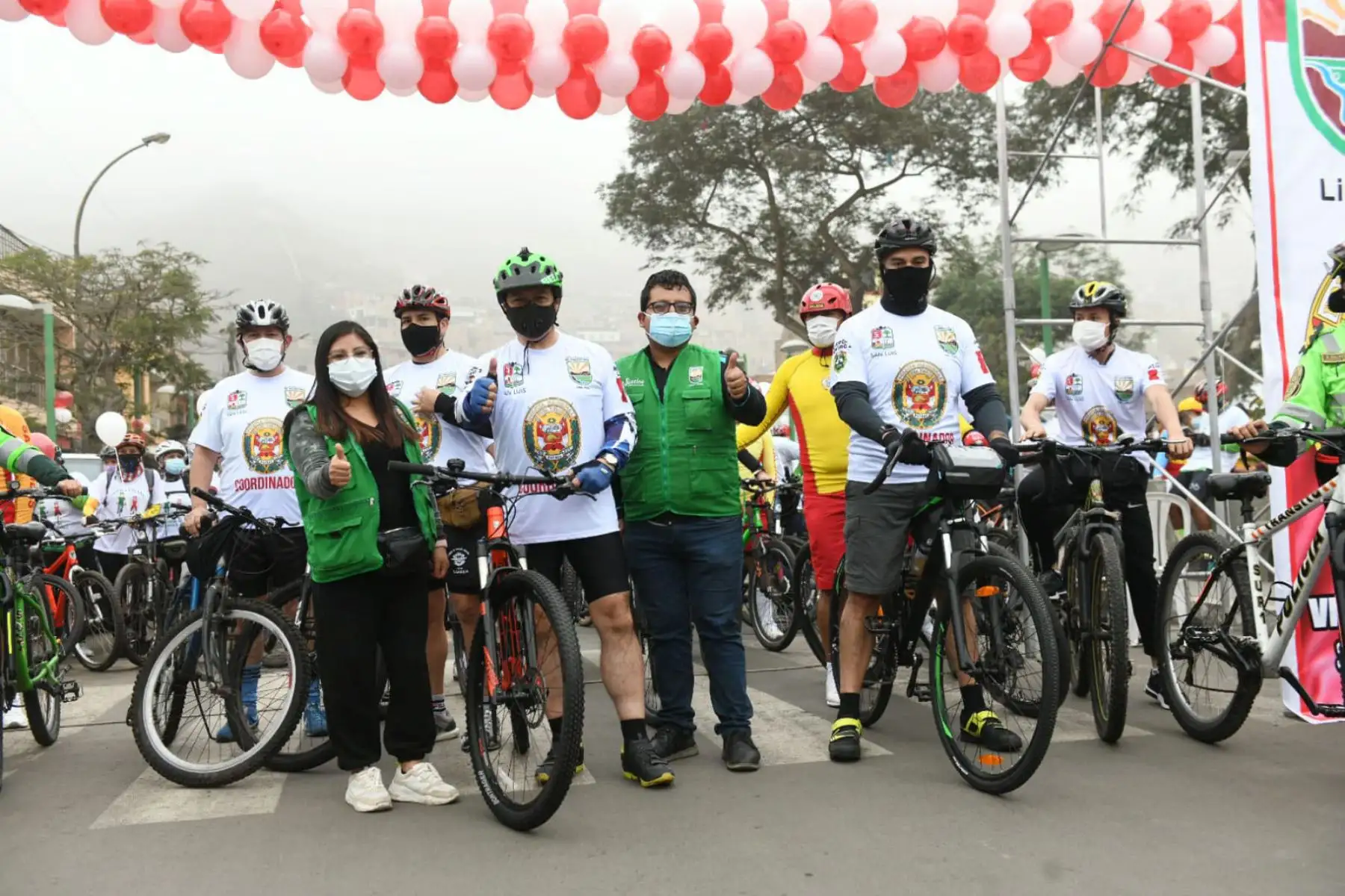 Ministro del Interior, José Elice y viceministro de Seguridad Pública, Nicolás Zevallos participan de la Bicicleteada por el Bicentenario, organizada por la División Policial Centro 2, en la cual se promueve un espacio de mayor acercamiento entre vecinos de El Agustino, La Victoria y San Luis.
Foto: Mininter