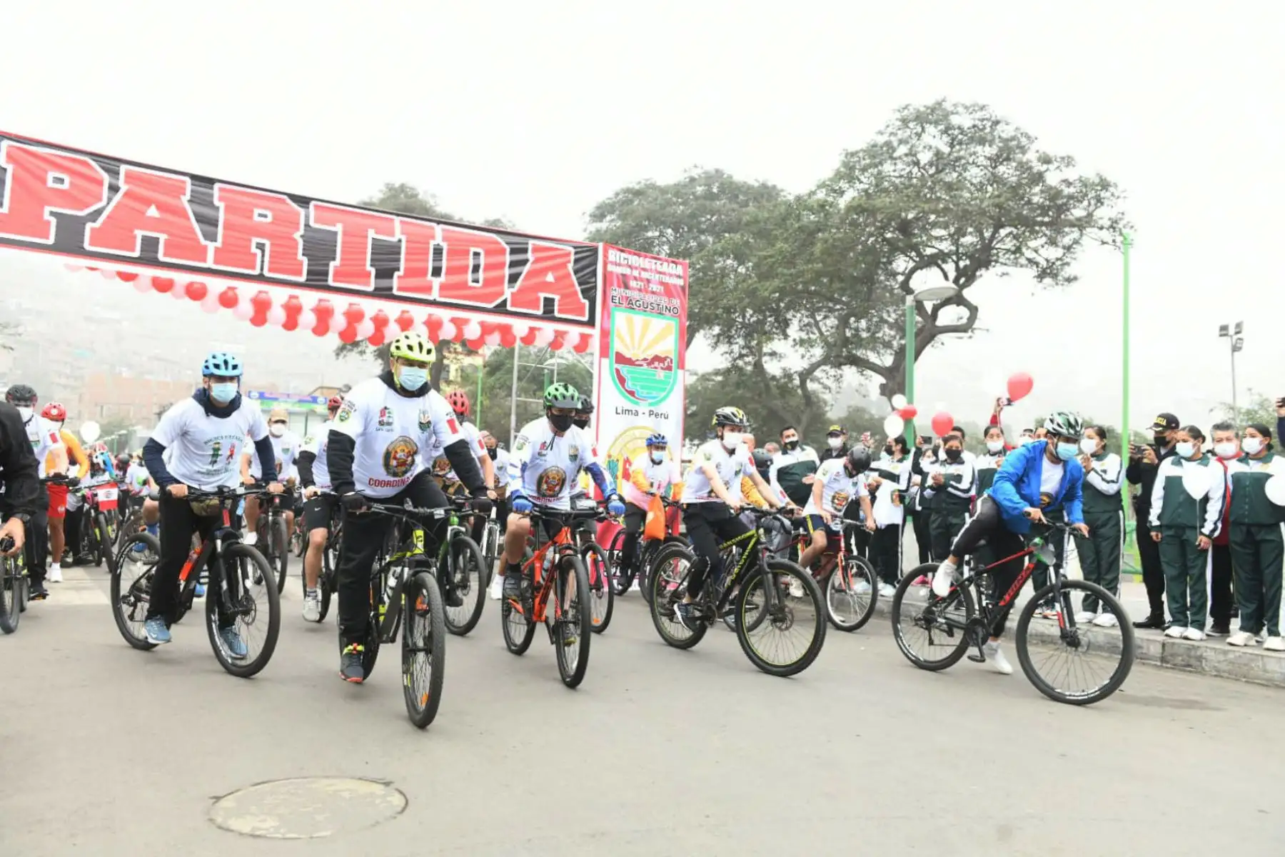 Ministro del Interior, José Elice y viceministro de Seguridad Pública, Nicolás Zevallos participan de la Bicicleteada por el Bicentenario, organizada por la División Policial Centro 2, en la cual se promueve un espacio de mayor acercamiento entre vecinos de El Agustino, La Victoria y San Luis.
Foto: Mininter
