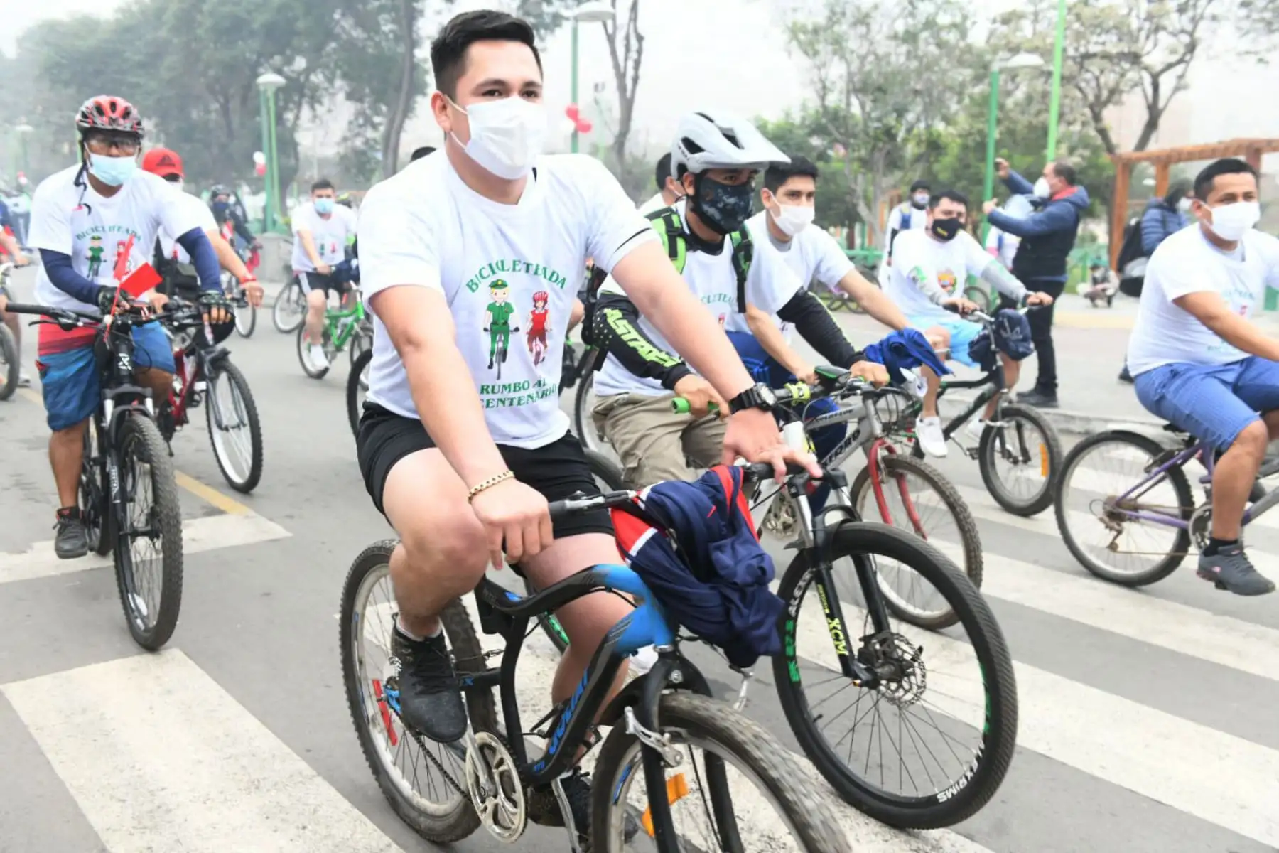 Ministro del Interior, José Elice y viceministro de Seguridad Pública, Nicolás Zevallos participan de la Bicicleteada por el Bicentenario, organizada por la División Policial Centro 2, en la cual se promueve un espacio de mayor acercamiento entre vecinos de El Agustino, La Victoria y San Luis.
Foto: Mininter