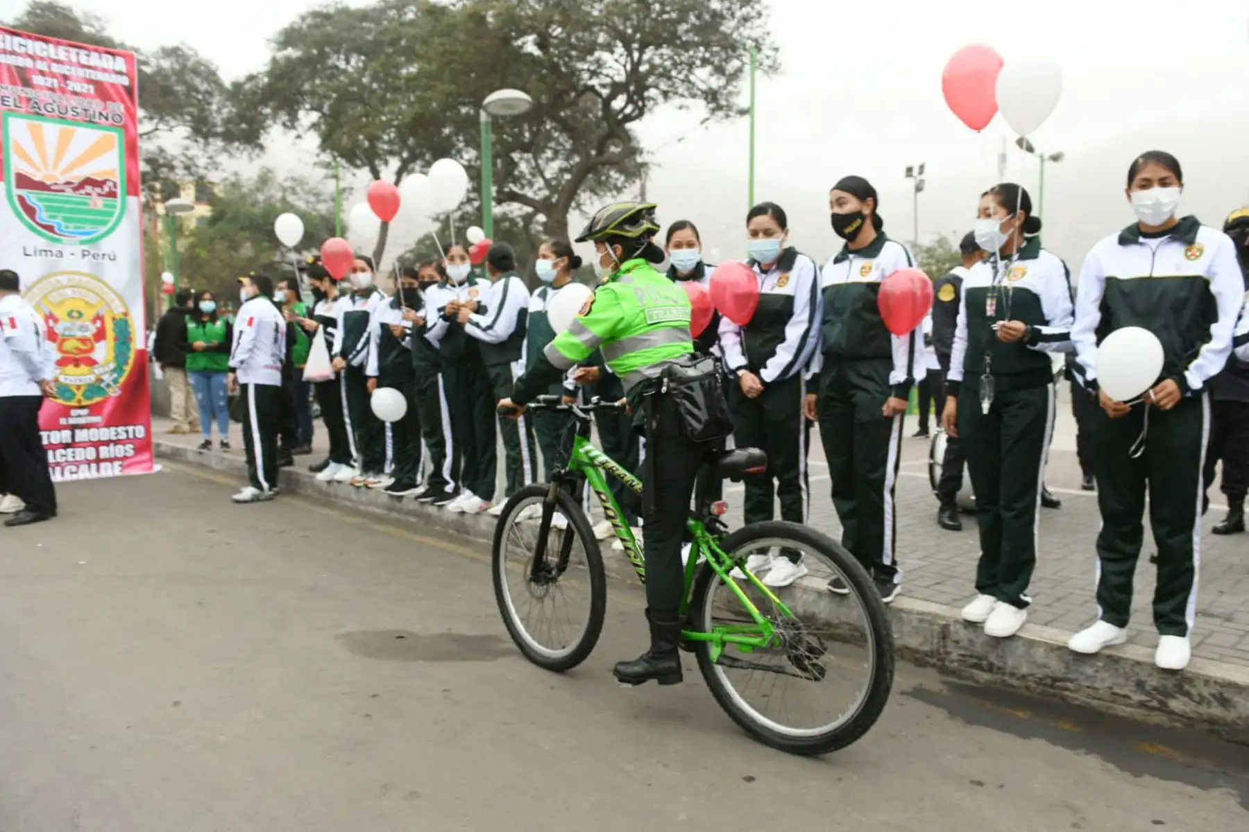 Ministro del Interior, José Elice y viceministro de Seguridad Pública, Nicolás Zevallos participan de la Bicicleteada por el Bicentenario, organizada por la División Policial Centro 2, en la cual se promueve un espacio de mayor acercamiento entre vecinos de El Agustino, La Victoria y San Luis.
Foto: Mininter