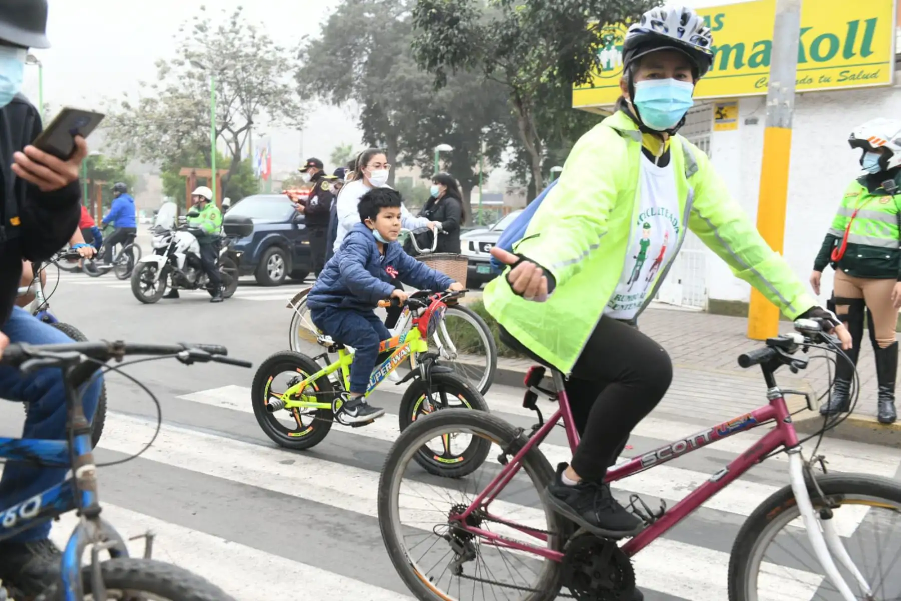 Ministro del Interior, José Elice y viceministro de Seguridad Pública, Nicolás Zevallos participan de la Bicicleteada por el Bicentenario, organizada por la División Policial Centro 2, en la cual se promueve un espacio de mayor acercamiento entre vecinos de El Agustino, La Victoria y San Luis.
Foto: Mininter