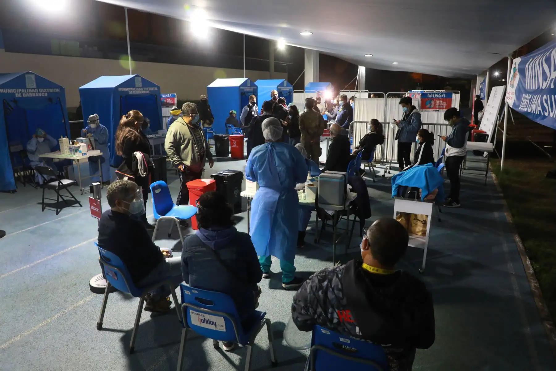 Ministra de Defensa, Nuria Esparch inspecciona vacunación en estadio Galvez Chipoco de Barranco, en la segunda jornada de Vacunatón para adultos de 45 y 46 años.
Foto: Mindef