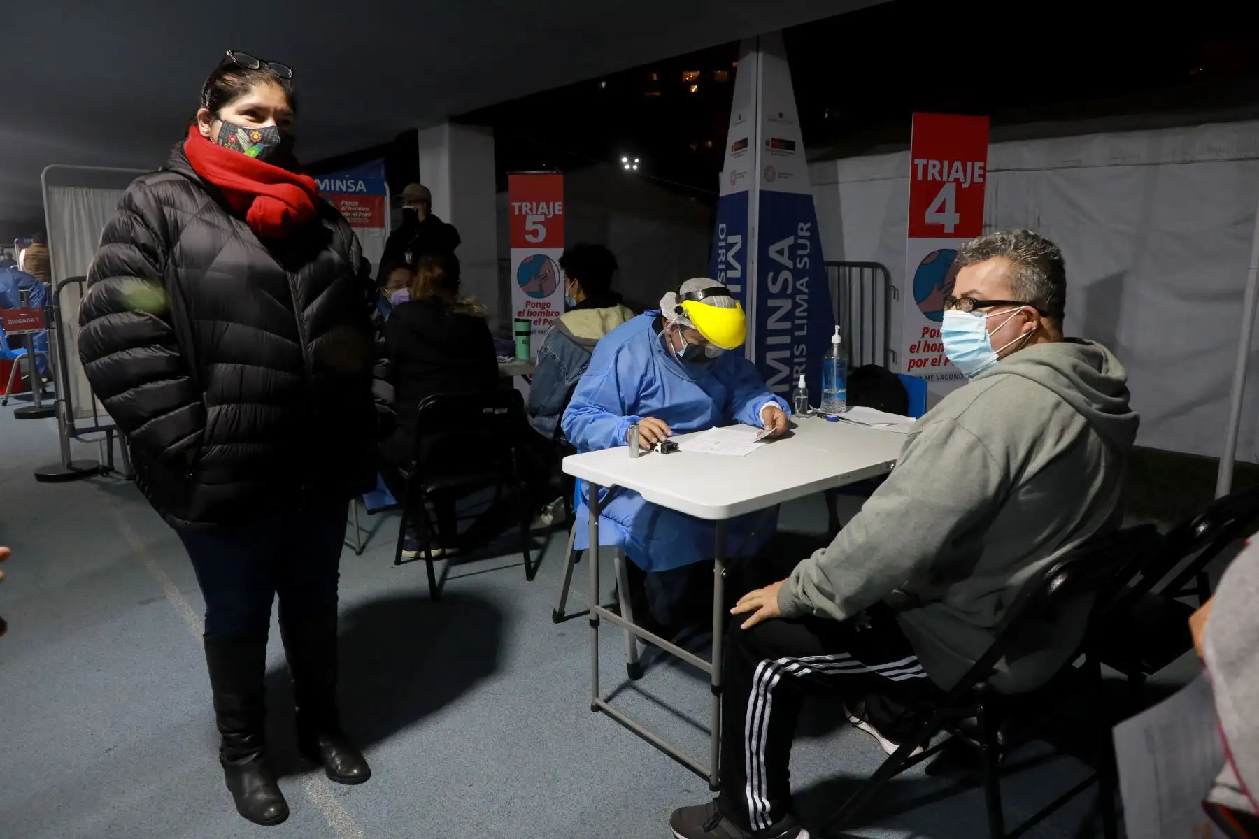 Ministra de Defensa, Nuria Esparch inspecciona vacunación en estadio Galvez Chipoco de Barranco, en la segunda jornada de Vacunatón para adultos de 45 y 46 años.
Foto: Mindef