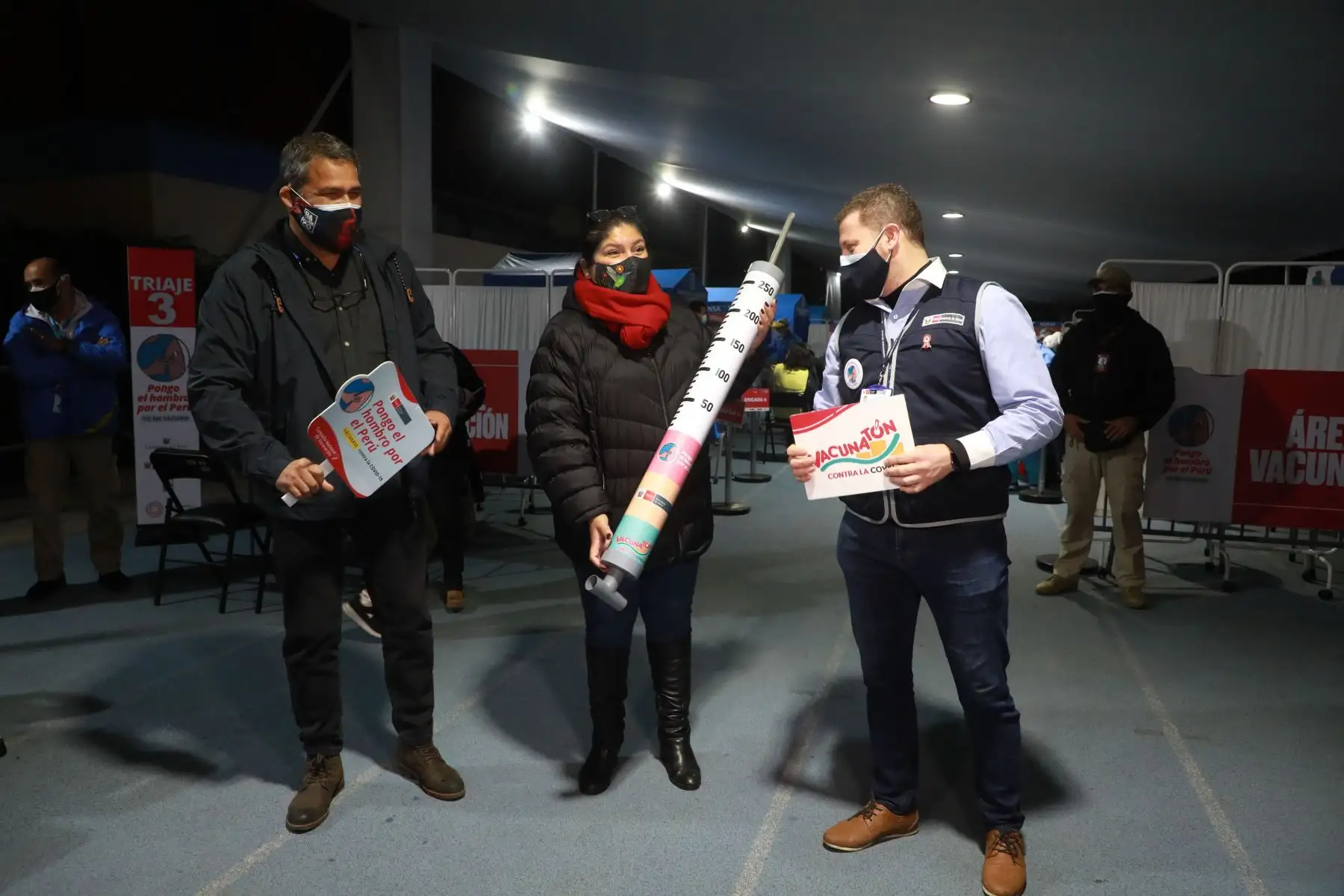 Ministra de Defensa, Nuria Esparch inspecciona vacunación en estadio Galvez Chipoco de Barranco, en la segunda jornada de Vacunatón para adultos de 45 y 46 años.
Foto: Mindef