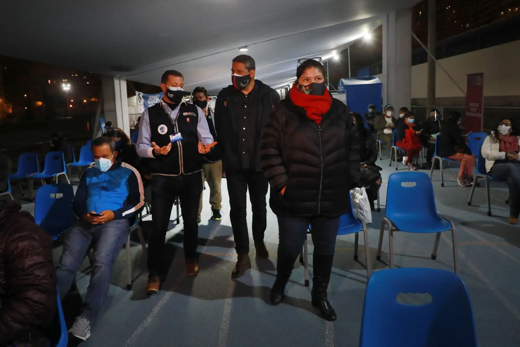 Ministra de Defensa, Nuria Esparch inspecciona vacunación en estadio Galvez Chipoco de Barranco, en la segunda jornada de Vacunatón para adultos de 45 y 46 años.
Foto: Mindef