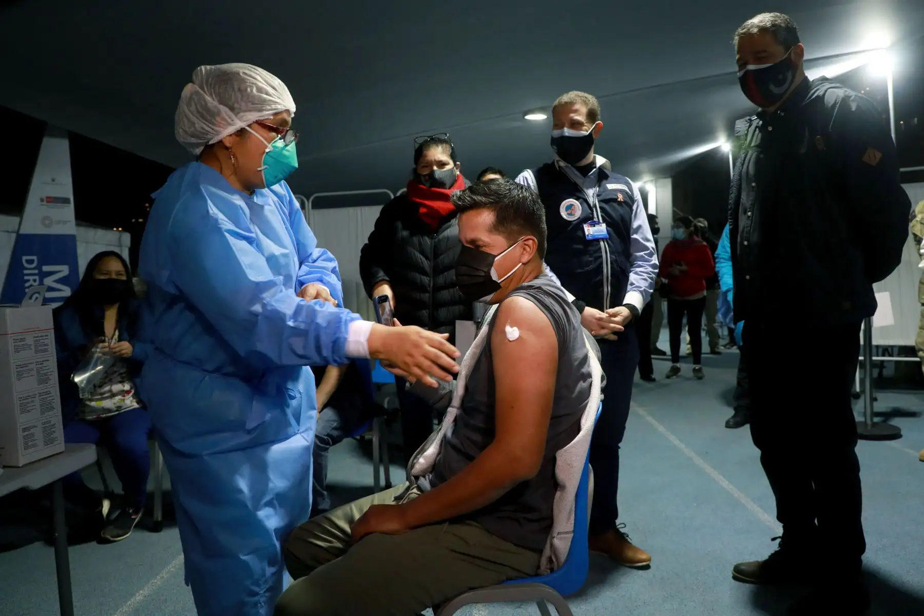 Ministra de Defensa, Nuria Esparch inspecciona vacunación en estadio Galvez Chipoco de Barranco, en la segunda jornada de Vacunatón para adultos de 45 y 46 años.
Foto: Mindef