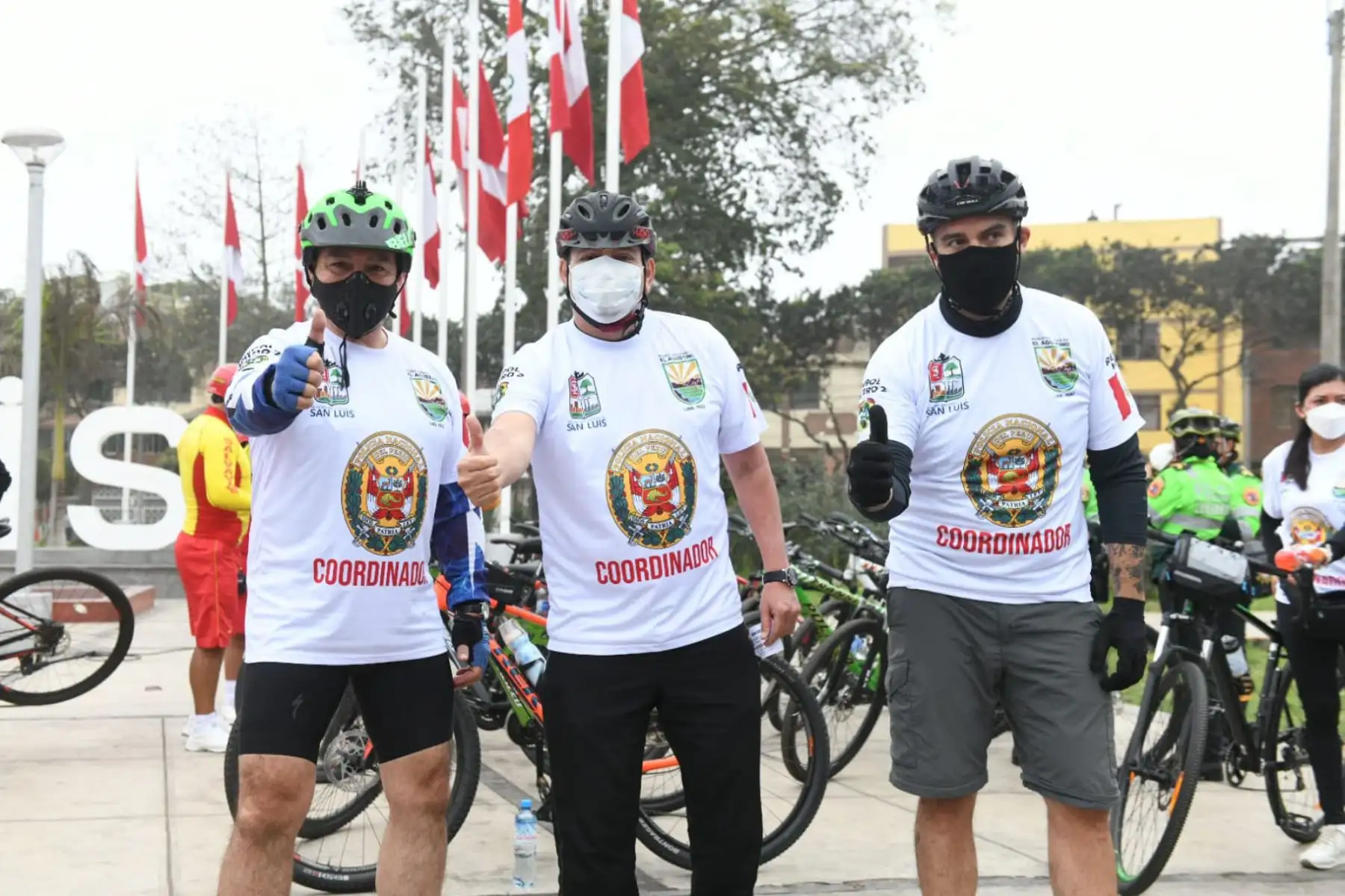 Ministro del Interior, José Elice y viceministro de Seguridad Pública, Nicolás Zevallos participan de la Bicicleteada por el Bicentenario, organizada por la División Policial Centro 2, en la cual se promueve un espacio de mayor acercamiento entre vecinos de El Agustino, La Victoria y San Luis.
Foto: Mininter