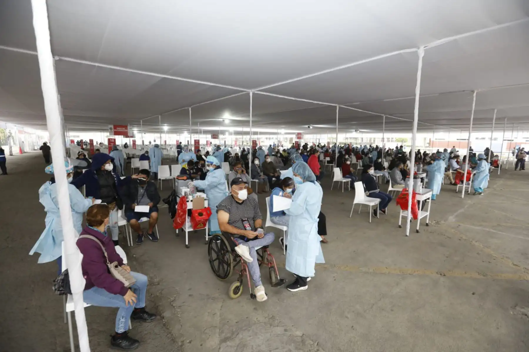 Ministra de Vivienda,  Solangel Fernández inspeccionó el desarrollo de la vacunación contra la covid -19 en el Parque de la Exposición de Lima.
Foto: Ministerio de Vivienda