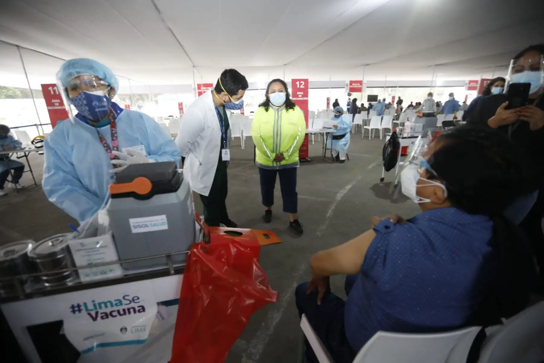 Ministra de Vivienda,  Solangel Fernández inspeccionó el desarrollo de la vacunación contra la covid -19 en el Parque de la Exposición de Lima.
Foto: Ministerio de Vivienda