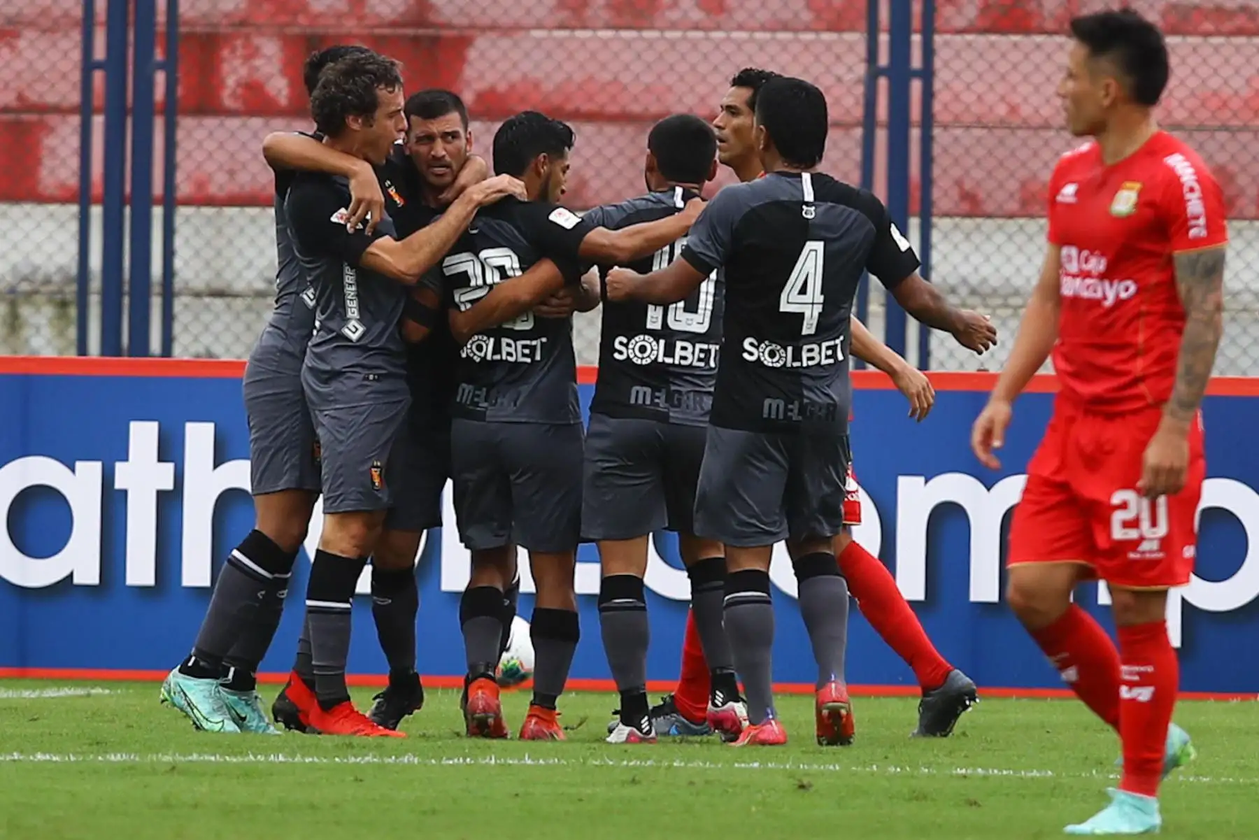 El jugador de FBC Melgar , Bernardo Cuesta celebra su gol ante Sport Huancayo, en partido de  la Fase 2 de la Liga1 Betsson  en el Estadio Iván Elías Moreno
Foto: Liga 1
