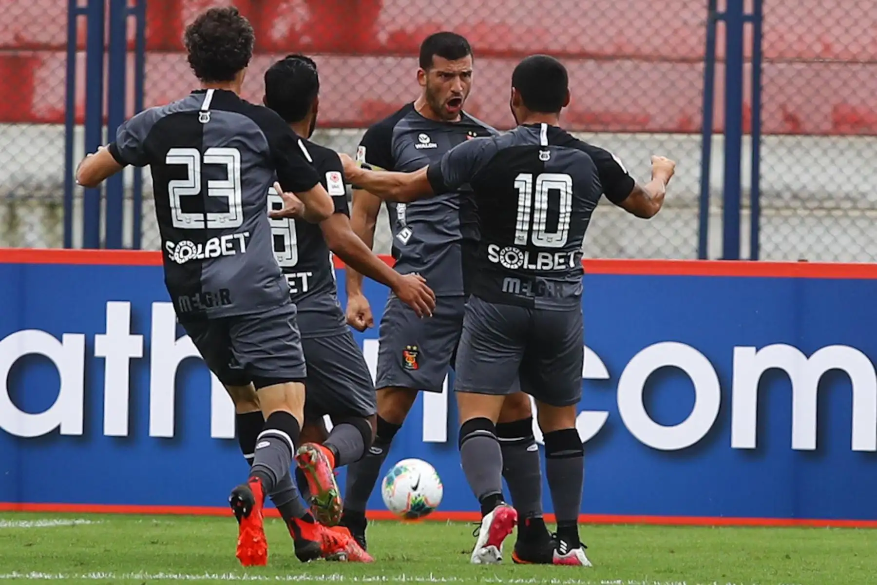 El jugador de FBC Melgar , Bernardo Cuesta celebra su gol ante Sport Huancayo, en partido de  la Fase 2 de la Liga1 Betsson  en el Estadio Iván Elías Moreno
Foto: Liga 1