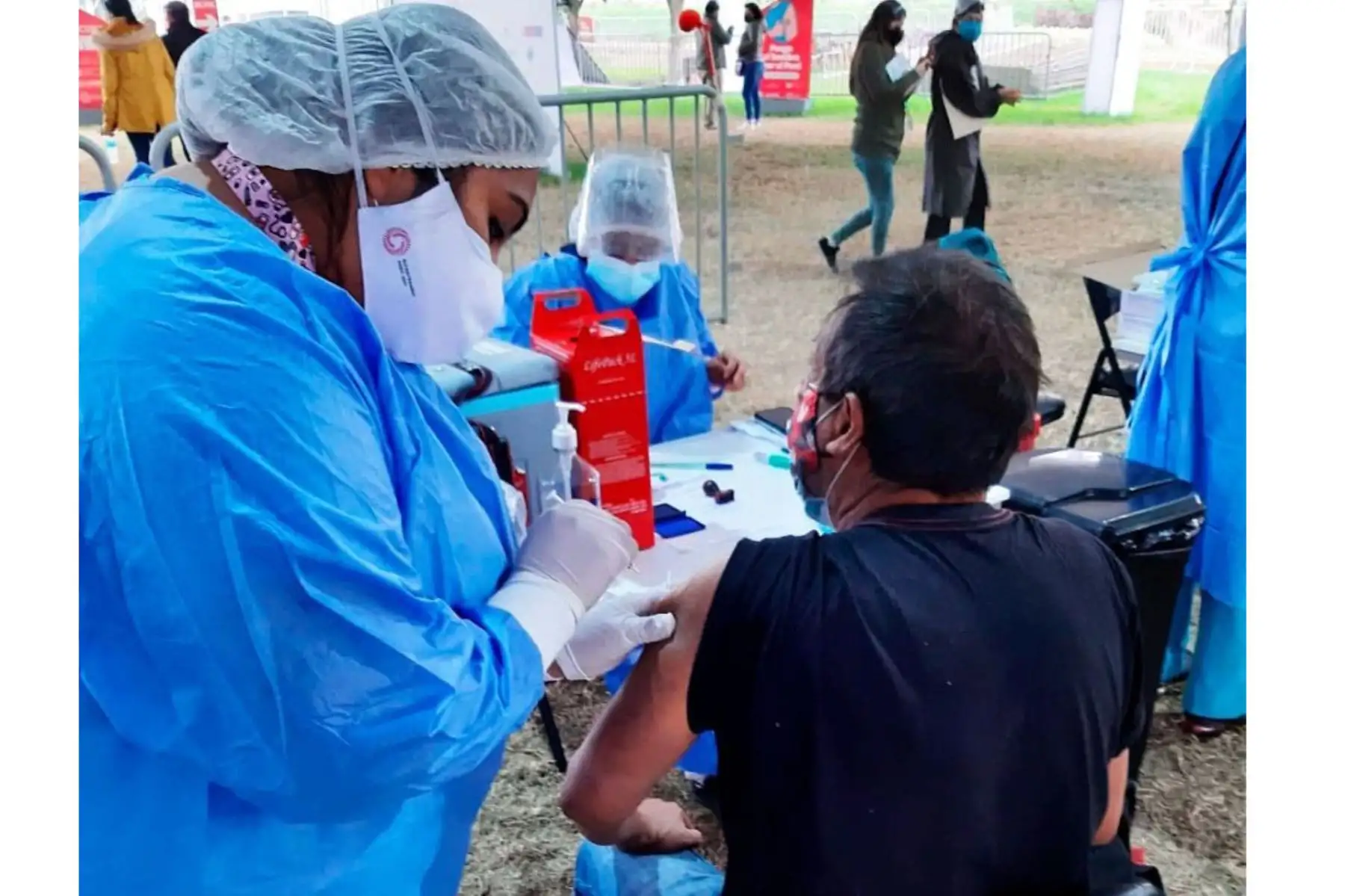 Ministerio de Salud sigue impulsando la vacunación contra la covid-19 en  el Parque Zonal Sinchi Roca en Comas, las brigadas atienden a las personas de 45 años a más. Foto: Minsa