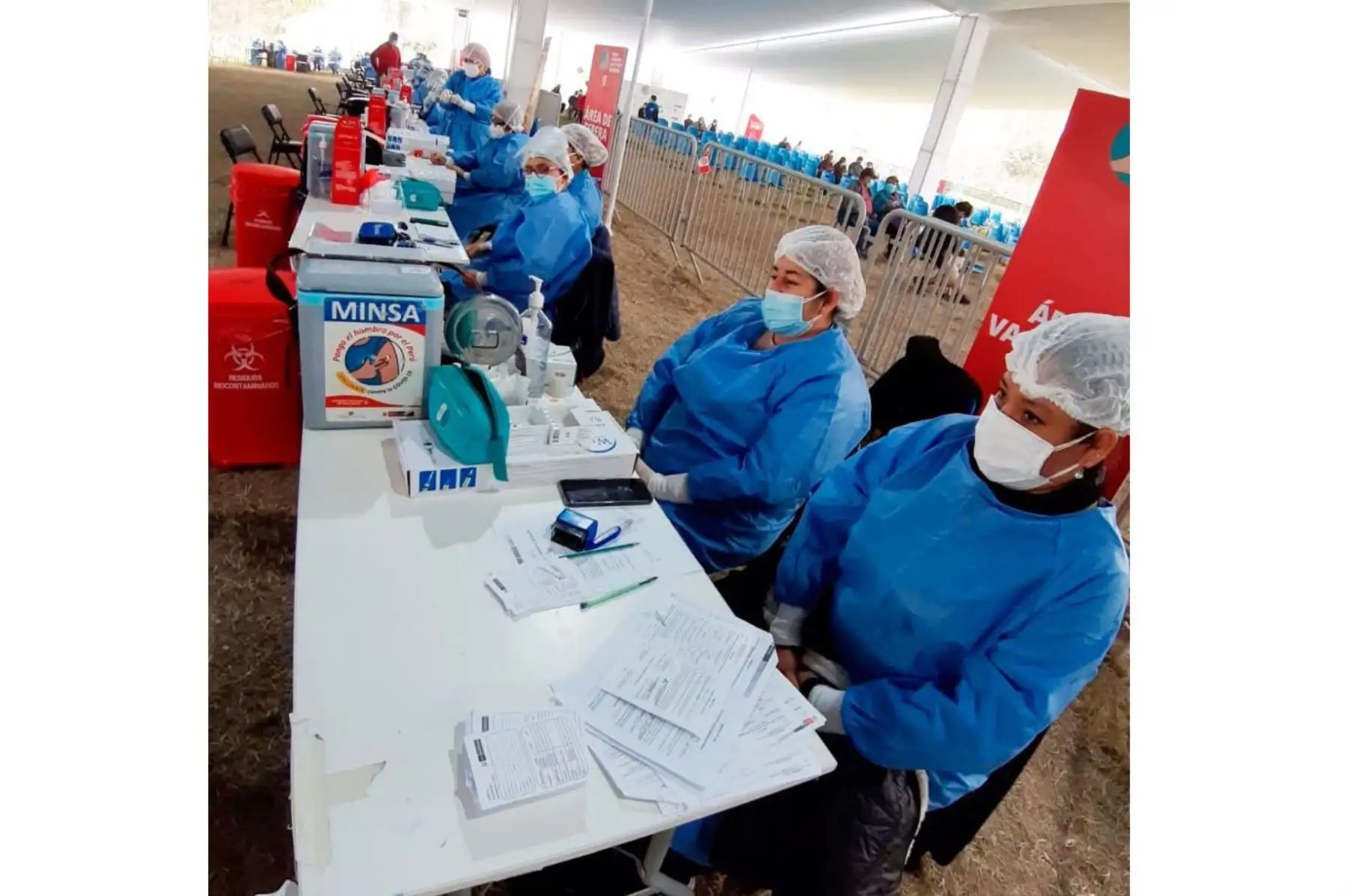 Ministerio de Salud sigue impulsando la vacunación contra la covid-19 en  el Parque Zonal Sinchi Roca en Comas, las brigadas atienden a las personas de 45 años a más. 
Foto: Minsa