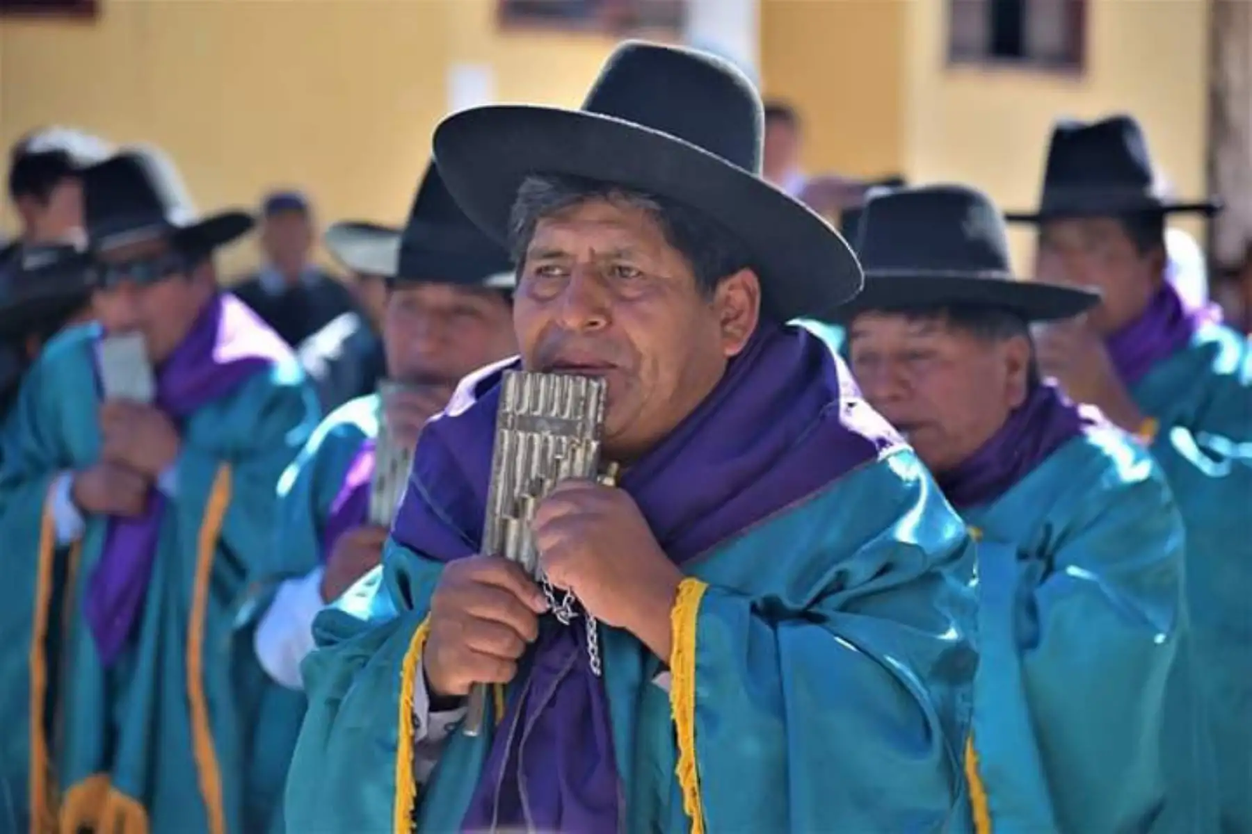 La zampoña metálica de Tacna, de acuerdo a los estudios, surgió en el distrito de Cairani, provincia de Candarave  y fue creada por el artesano  Toribio Machaca, quién  confeccionó una tropa o juego de zampoñas de metal con latas de alcohol provenientes de Bolivia. ANDINA/Difusión
