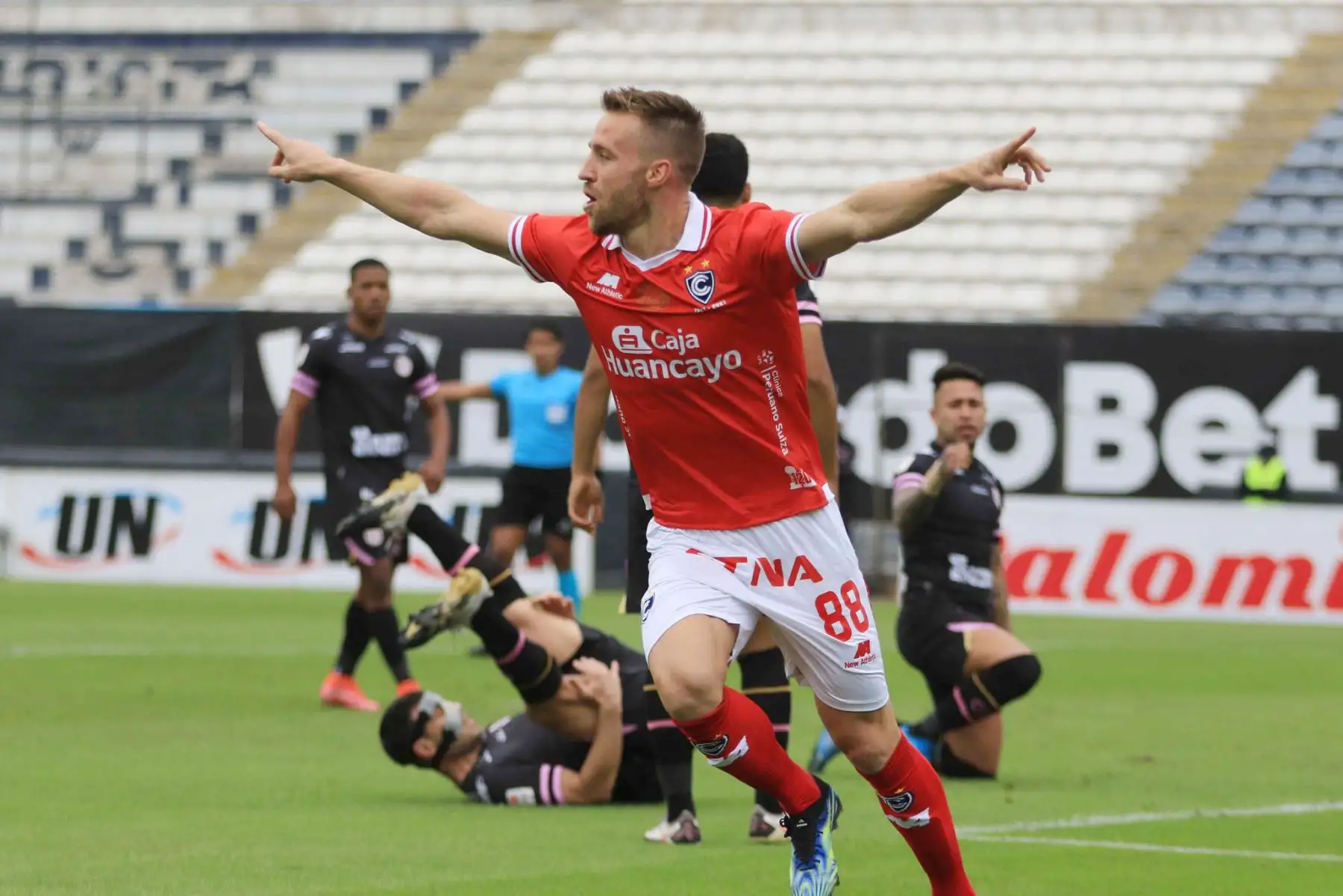 El jugador de Cienciano, Danilo Carando  celebra su gol ante Sport Boys, en partido de  la Fase 2 de la Liga1 Betsson  en el Estadio Alejandro Villanueva.
Foto: Liga 1
