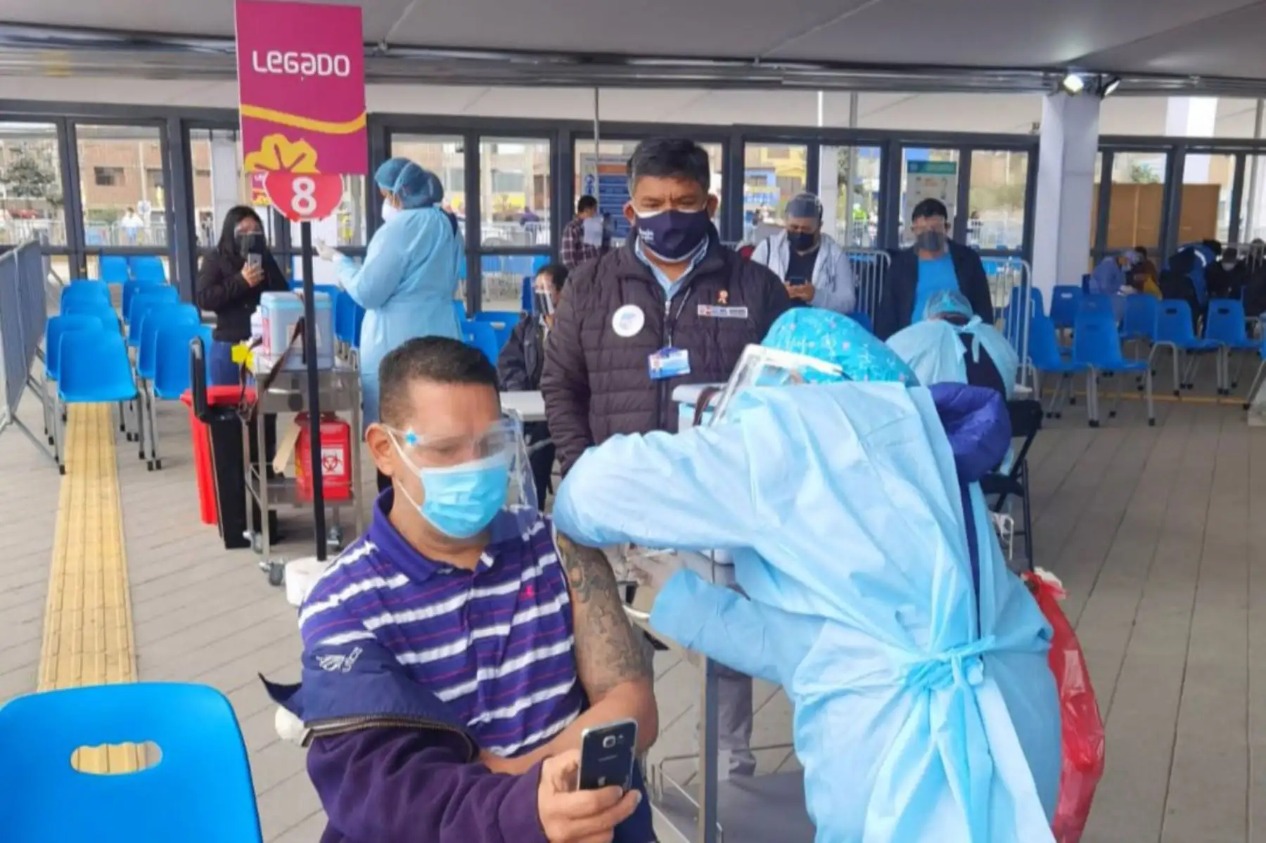 Ministerio de Salud sigue impulsando la vacunación contra la covid-19 en Lima Sur, las brigadas atienden a las personas de 45 años a más. 
Foto: @DIRISLimaSur
