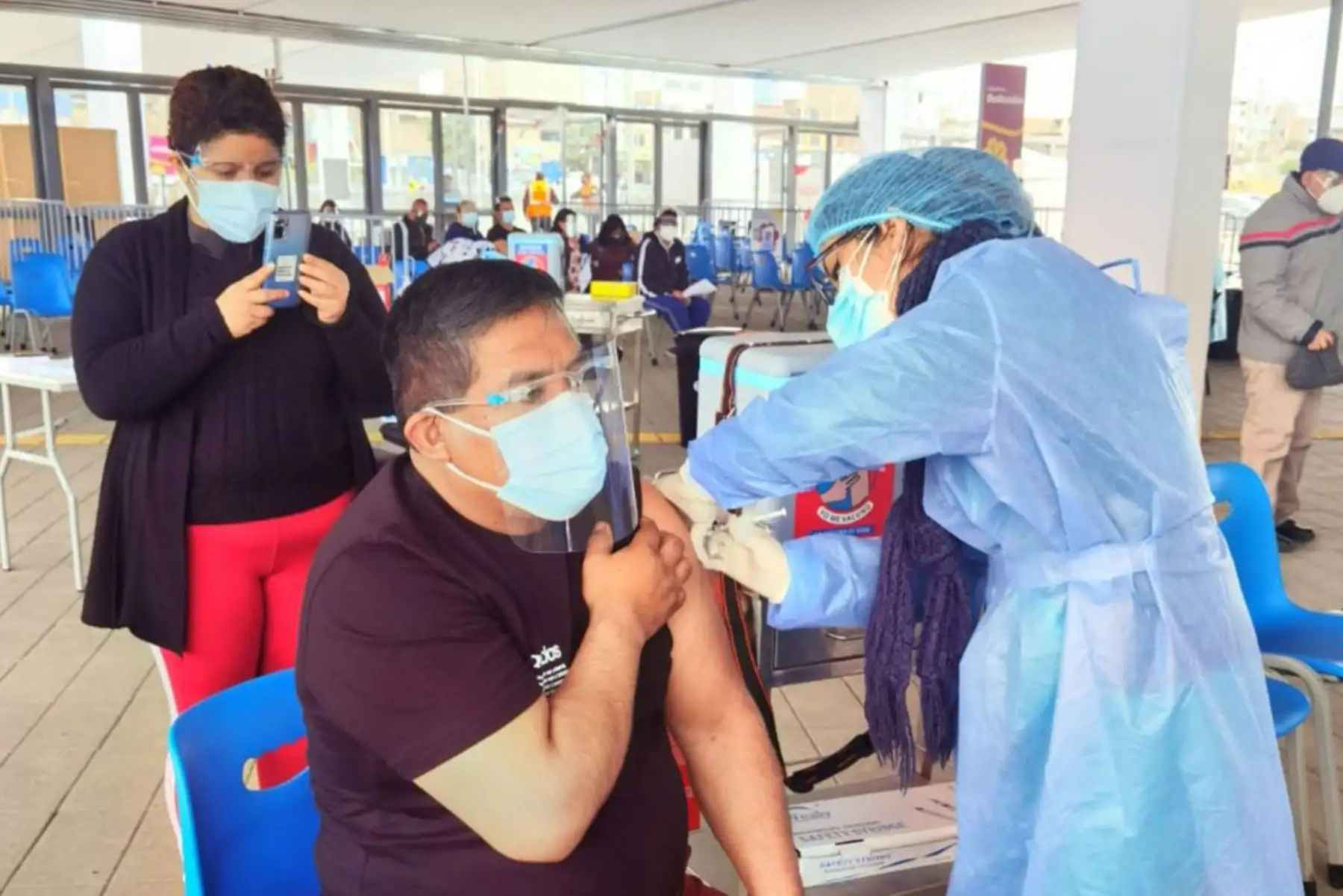 Ministerio de Salud sigue impulsando la vacunación contra la covid-19 en Lima Sur, las brigadas atienden a las personas de 45 años a más. 
Foto: @DIRISLimaSur