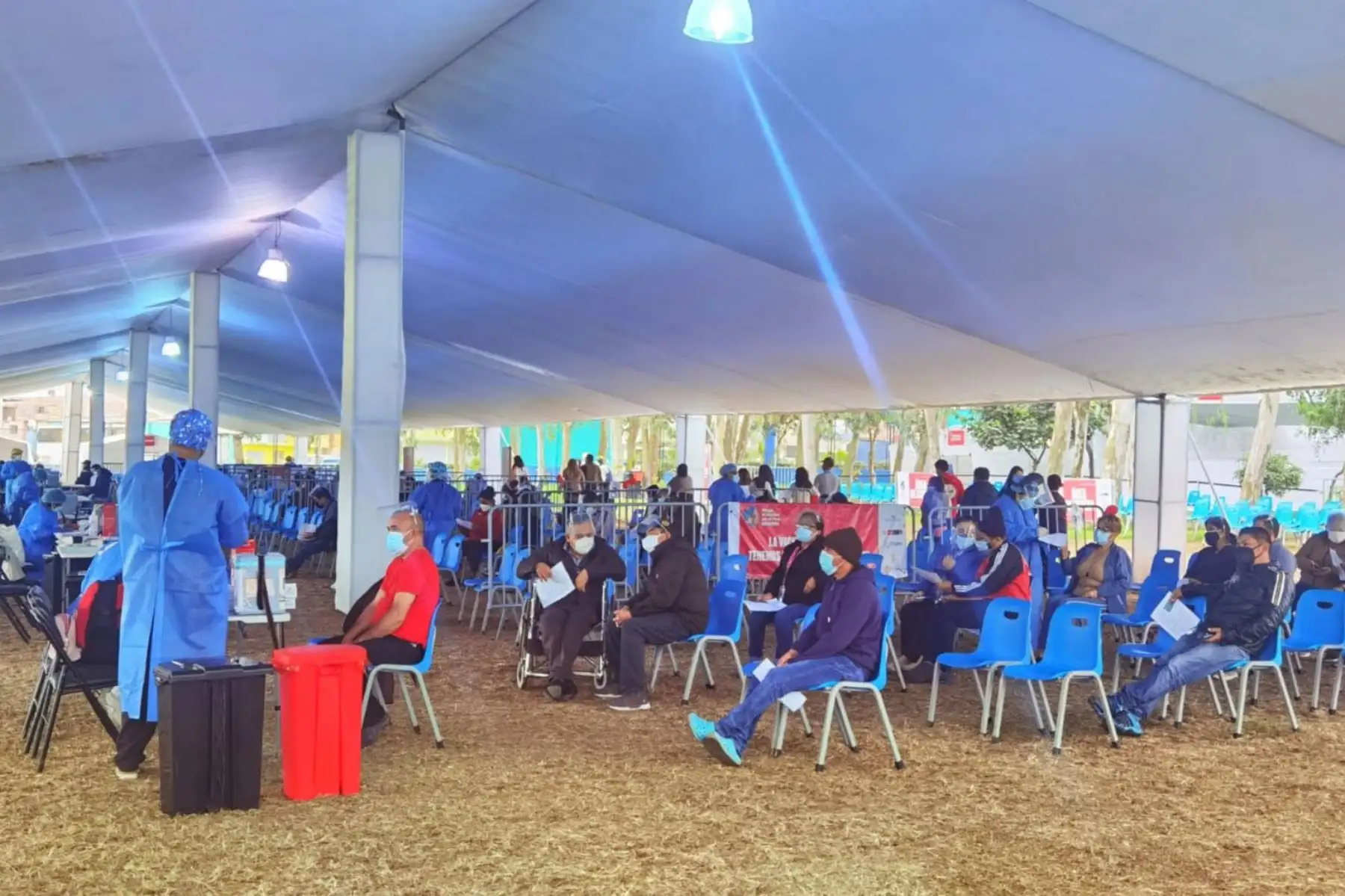 Ministerio de Salud sigue impulsando la vacunación contra la covid-19 en Lima Sur, las brigadas atienden a las personas de 45 años a más. 
Foto: @DIRISLimaSur