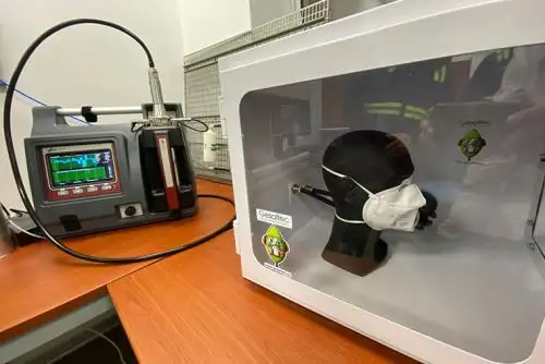 La eficiencia en una mascarilla está determinada por su capacidad para filtrar partículas que están en el aire. Dependiendo del nivel de filtración y del tamaño de partículas filtradas, se puede decir si es segura o no.