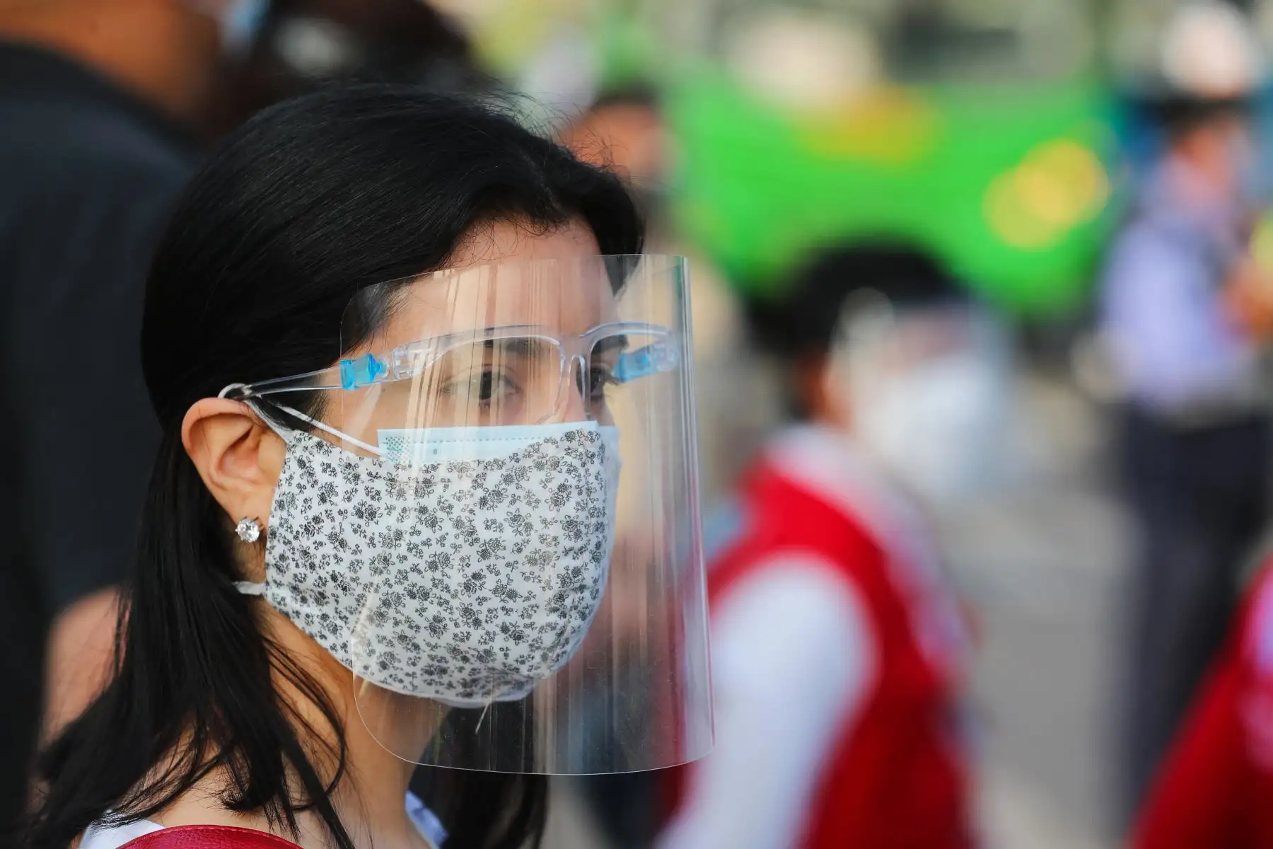 La eficiencia en una mascarilla está determinada por su capacidad para filtrar partículas que están en el aire. Dependiendo del nivel de filtración y del tamaño de partículas filtradas, se puede decir si es segura o no.