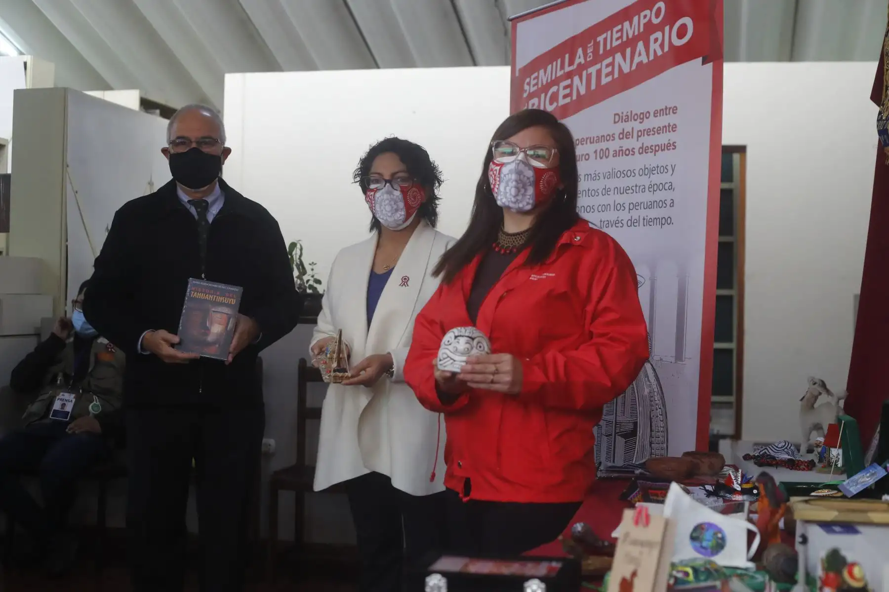 De derecha a izquierda: Laura Martínez, directora del Proyecto Especial Bicentenario, la Viceministra de Patrimonio e Industrias Culturales Leslie Urteaga y Rafael Varón, director del Museo Nacional de Arqueología, Antropología e Historia del Perú. 
Foto: ANDINA/Juan Carlos Guzmán Negrini