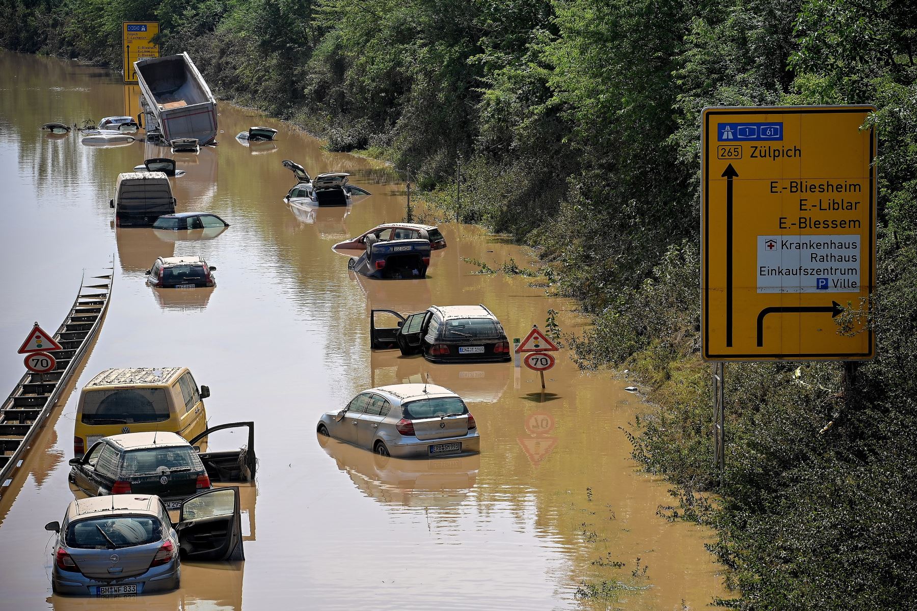Automóviles y camiones inundados en la carretera federal B265 en Erftstadt, Alemania. Foto: EFE