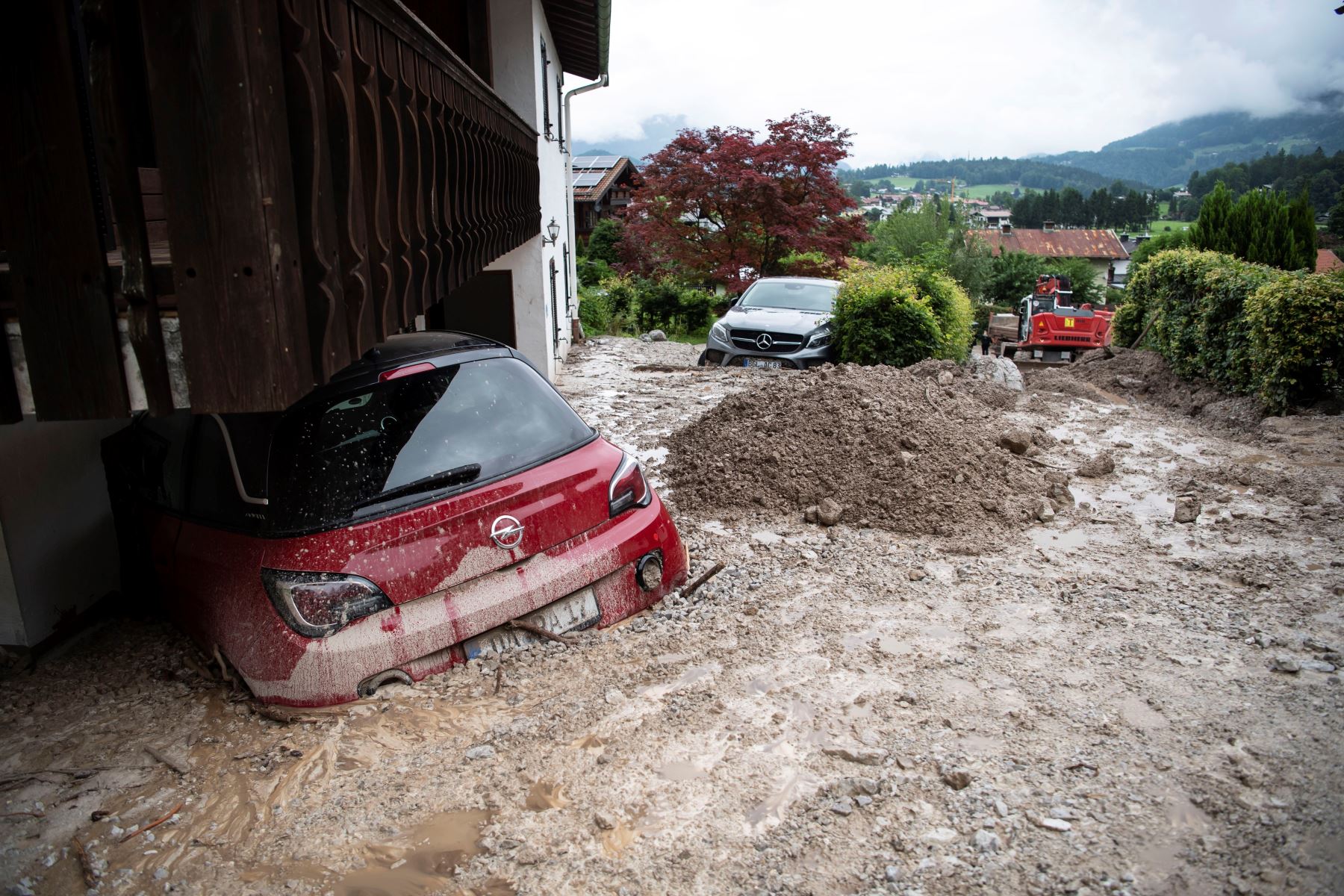 Automóviles dañados por inundaciones en Schoenau am Koenigssee, Alemania. Foto: EFE