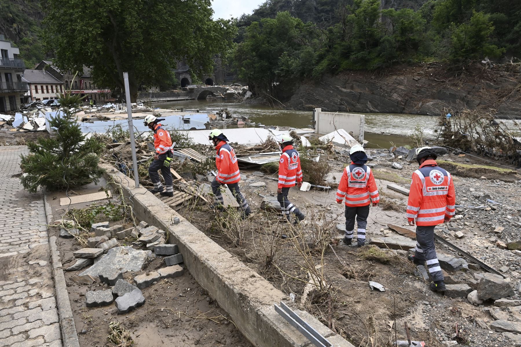Los equipos de rescate caminan entre escombros a lo largo de las orillas del río Ahr en la ciudad de Altenahr, Renania-Palatinado, en el oeste de Alemania. Foto: AFP